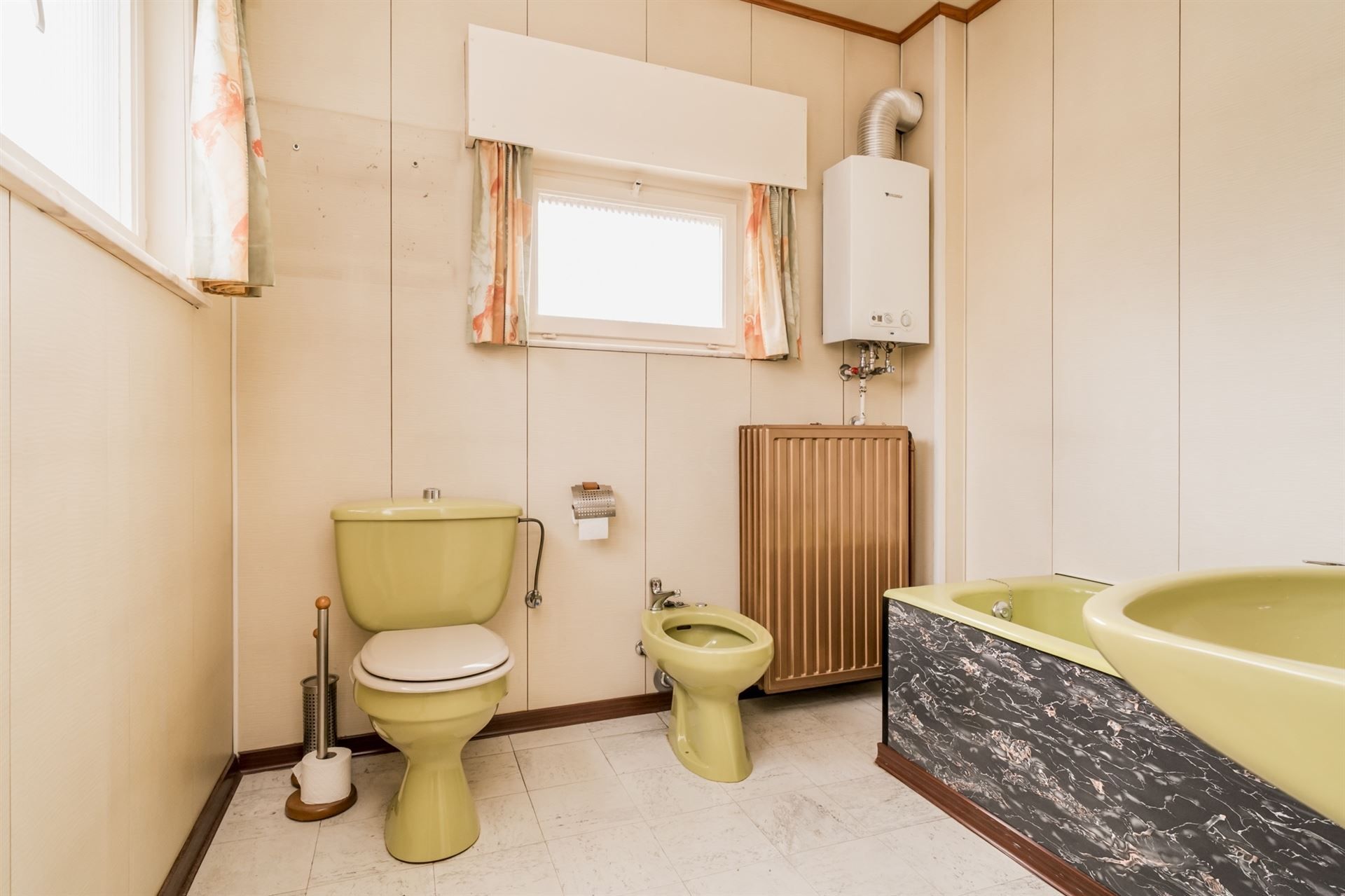 Te renoveren gezinswoning met veel opslagruimte! foto 17