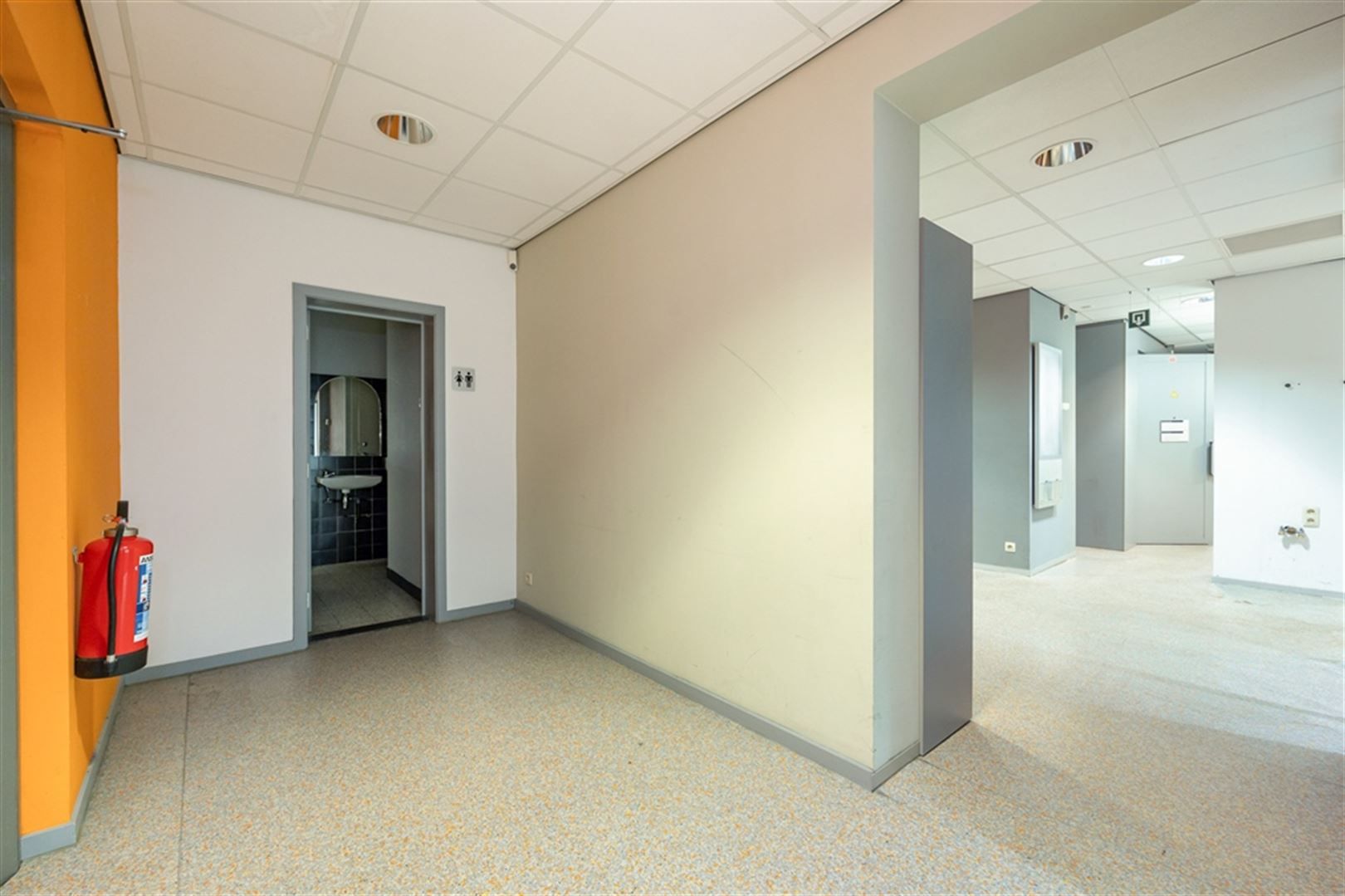Voormalig bankkantoor te huur op de Diksmuidelaan foto 9