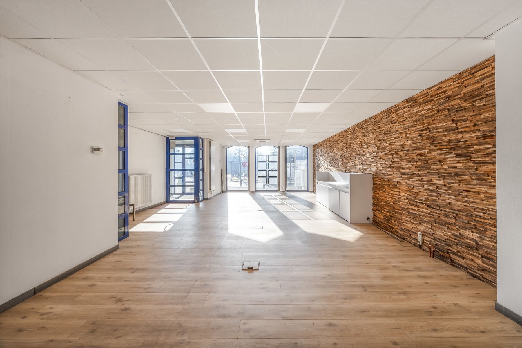 Handelszaak, twee appartementen en garageboxen foto 3