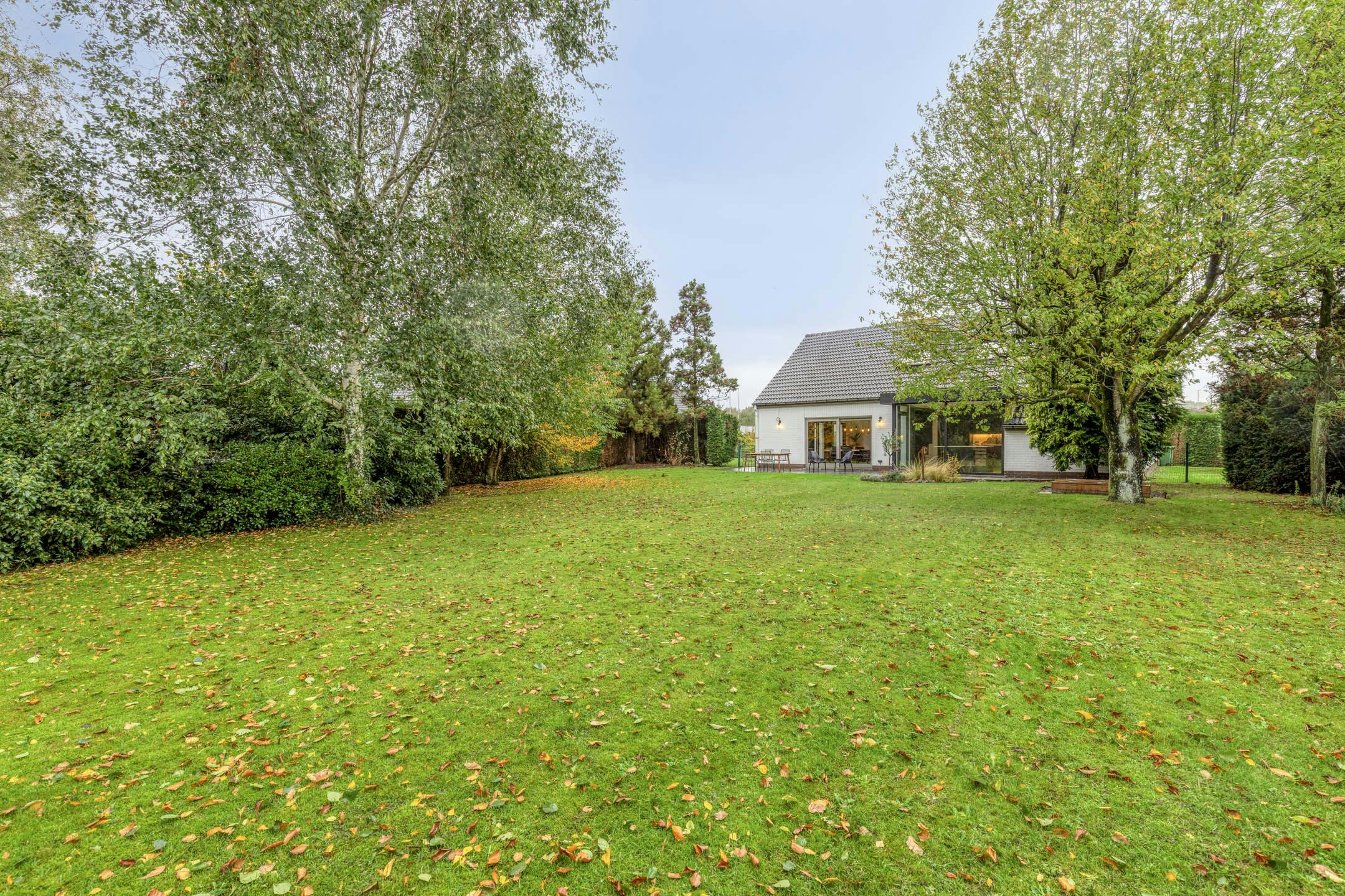 Ruime woning omgeven door groene tuin met 4 slaapkamers foto 19