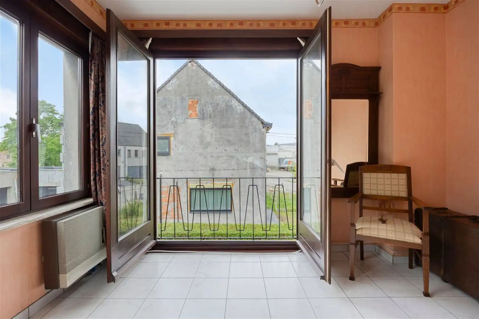 Rustig gelegen, op te frissen halfopen bebouwing met 3 slaapkamers op een perceel van 672 m². foto 12