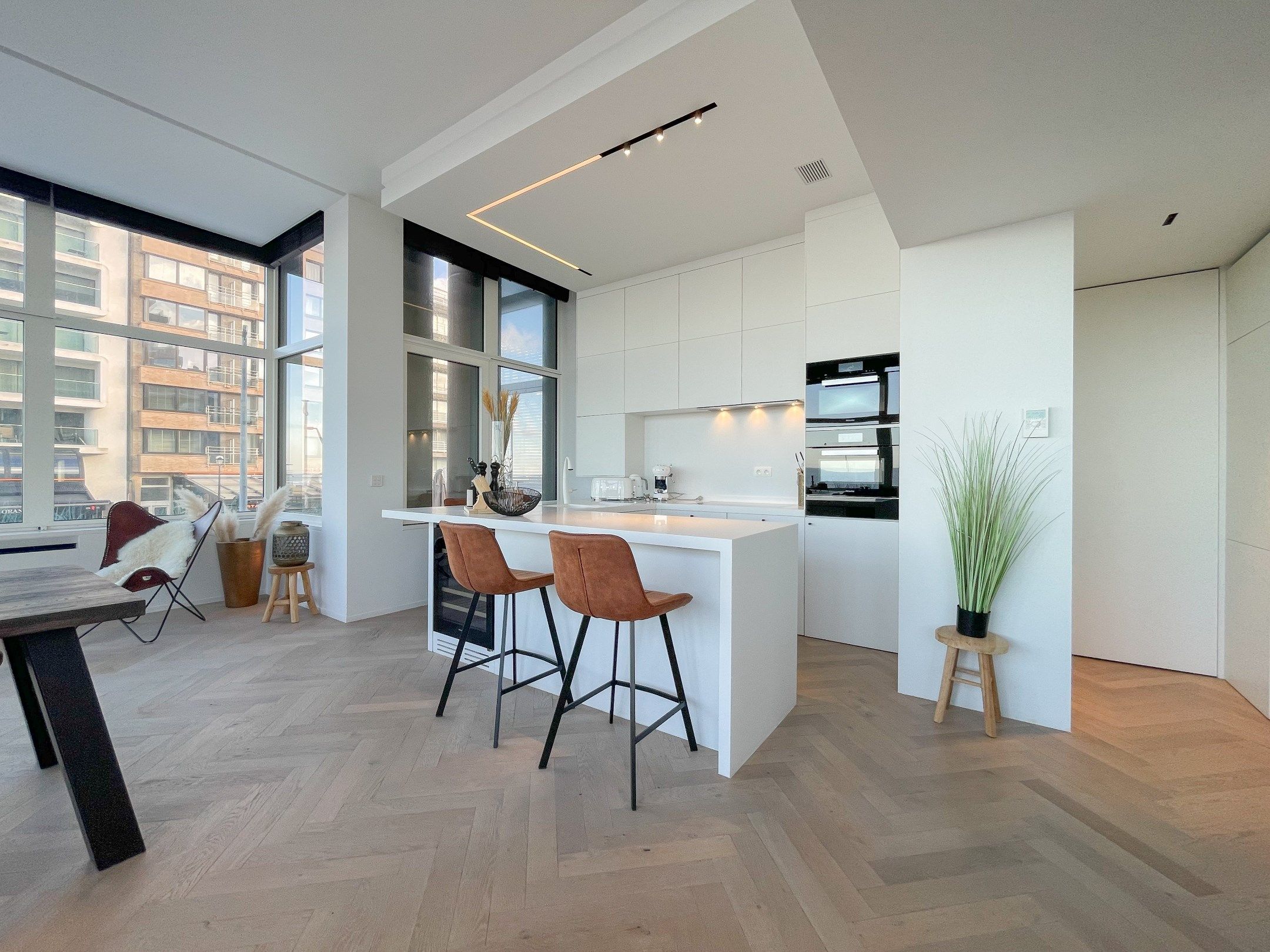 Uitzonderlijk, luxueus afgewerkt hoekappartement met frontaal zeezicht. foto 6