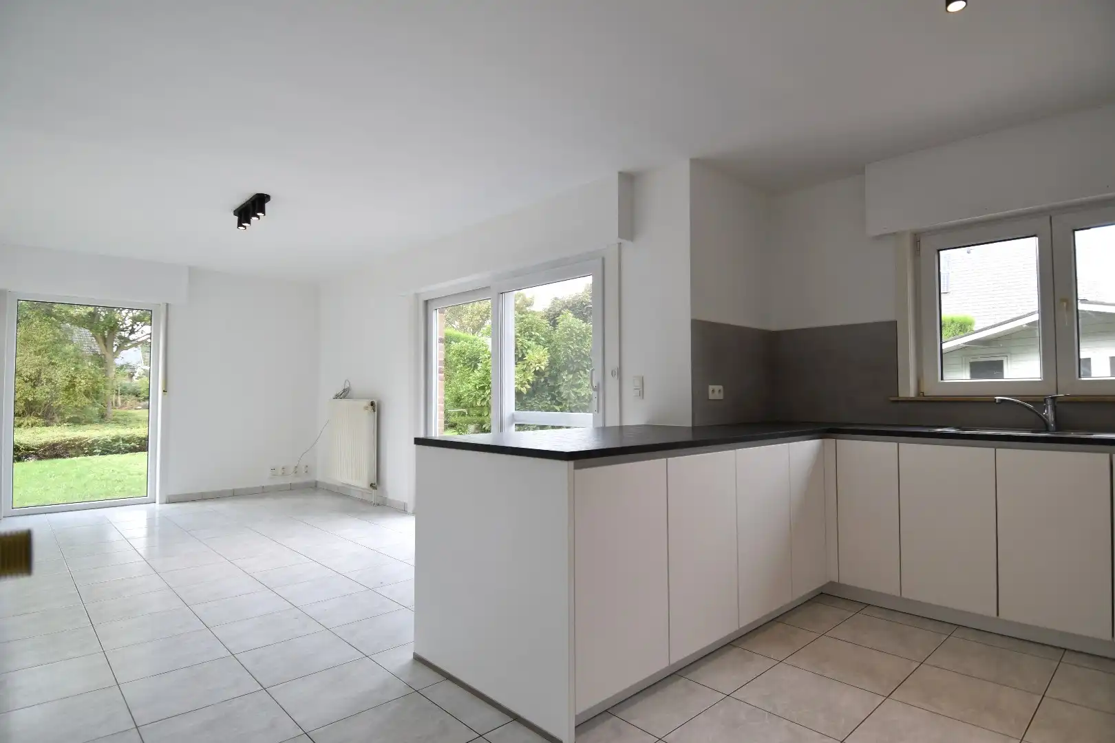 Alleenstaande woning met 3 slaapkamers, tuin en garage te koop in residentiële wijk te Gullegem foto 3
