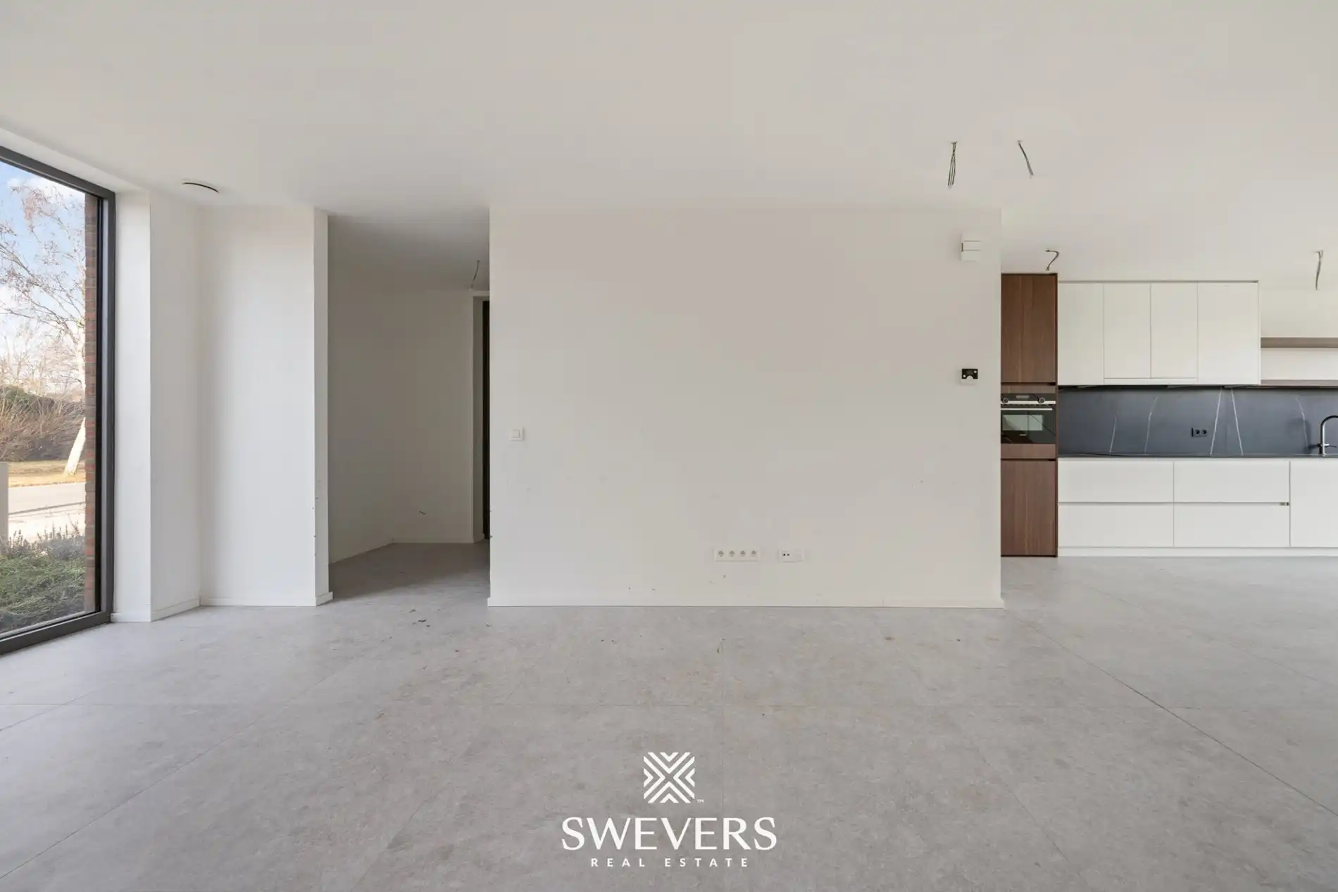 Moderne woning met open leefruimte en tuin foto 6