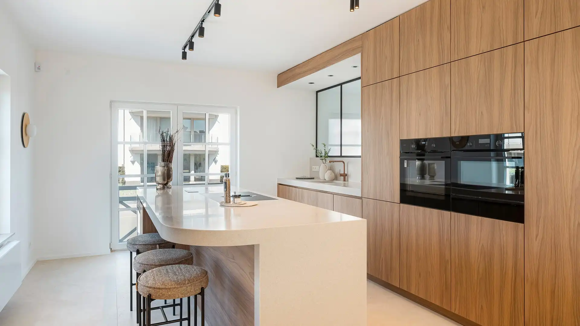 Exclusief gerenoveerde villa op een absolute toplocatie foto 25