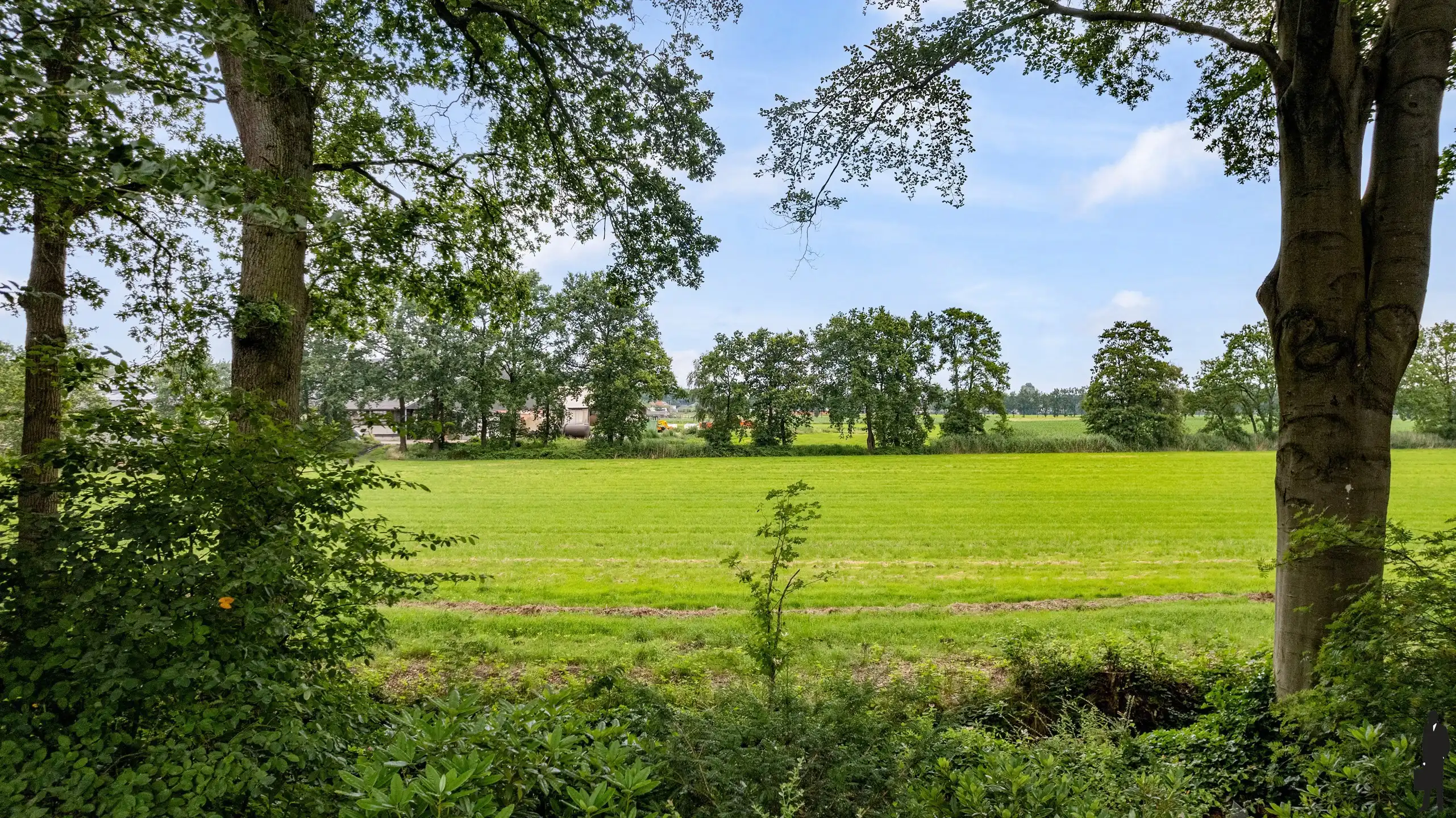 Statige villa op prachtig aangelegd perceel  met 4 slaapkamers en inpandige garage foto 38