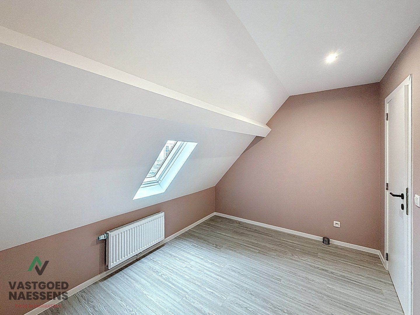 VOLLEDIG GERENOVEERDE WONING MET TUIN / 5 SLPK  foto 22