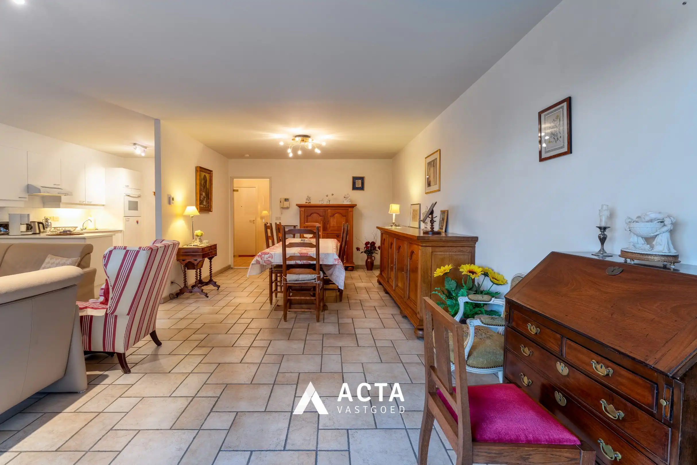 Ruim hoekappartement met twee slaapkamers in Mariakerke foto 7