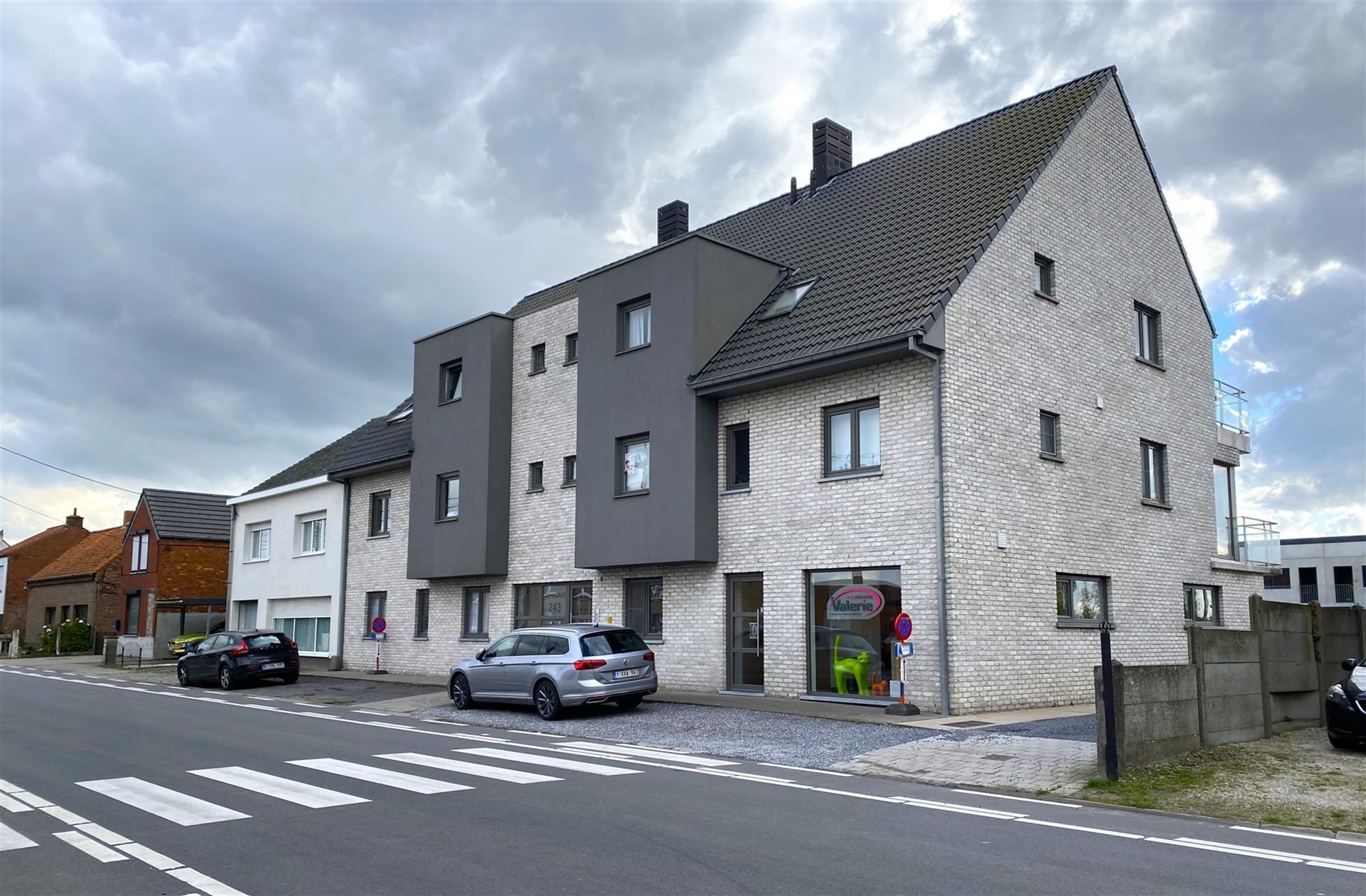 Knap duplex appartement met 3 slaapkamers, een garage en ook 2 autostaanplaatsen foto 1