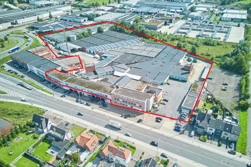 Industriële site met kantoorruimte te huur foto 2