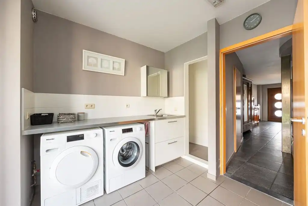 Ruime woning met inpandige garage en tuin foto 21