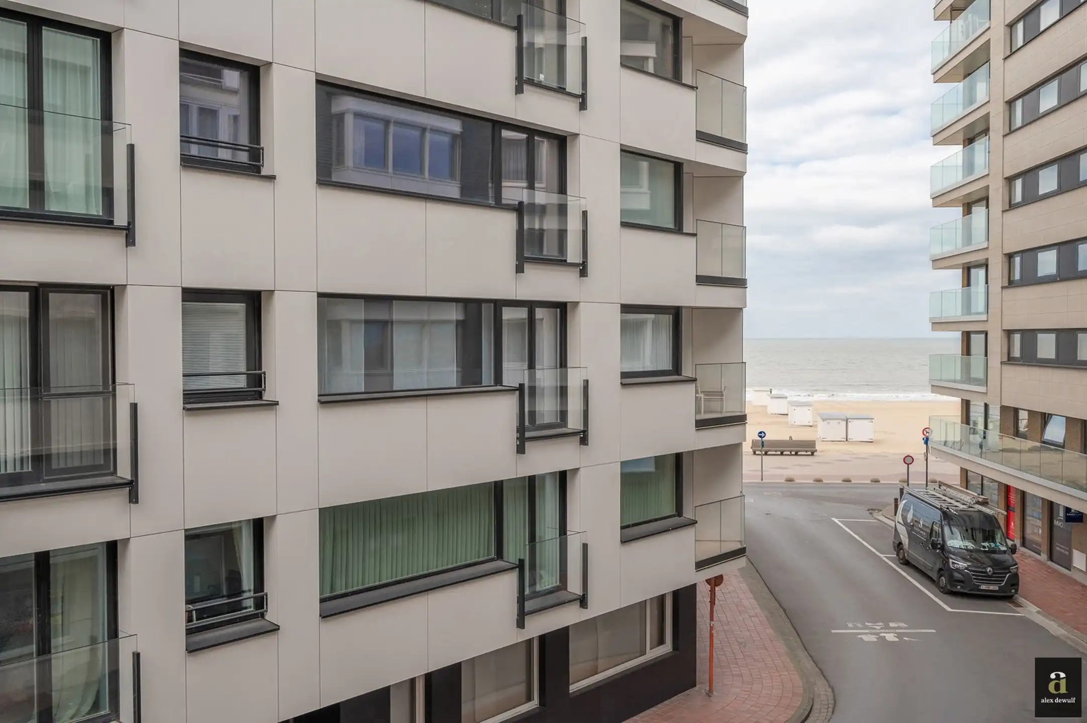 Gerenoveerd appartement met 3 slaapkamers, gelegen nabij de Zeedijk en het Driehoeksplein. foto 2