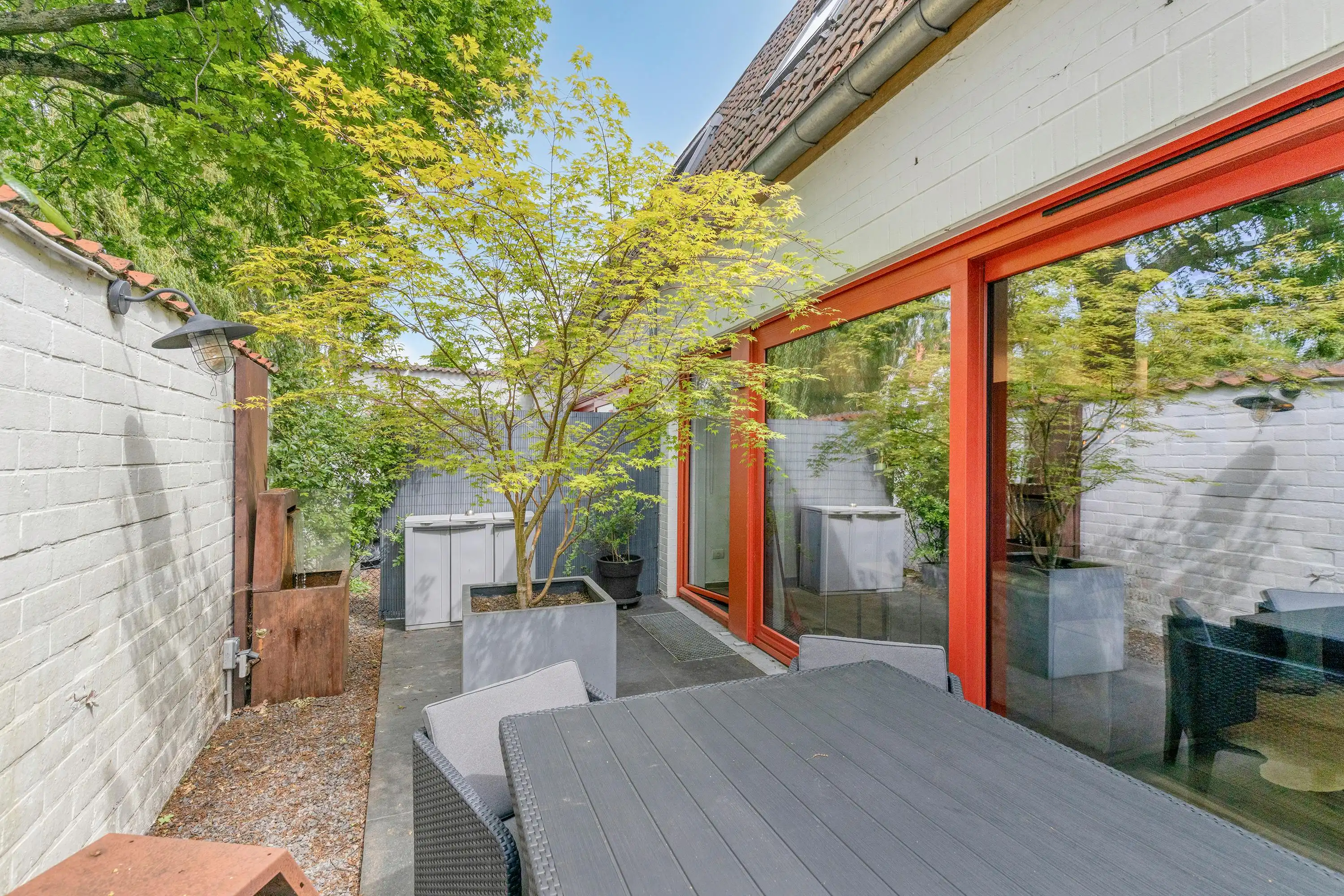 Recent (°2021), ruim huis met parking in hartje Brugge foto {{pictureIndex}}
