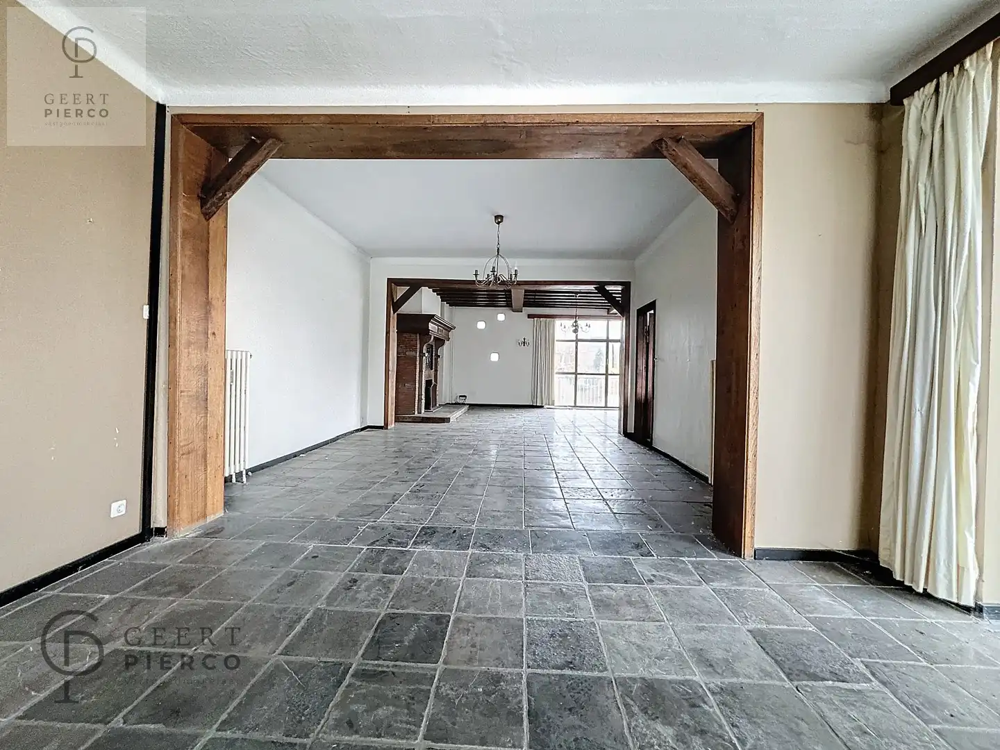 Ruim handelspand met ruim appartement foto 8