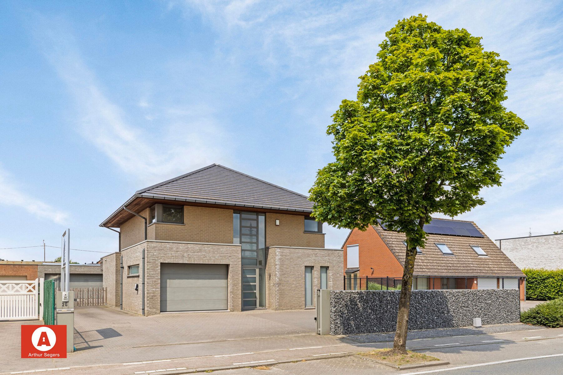 Ruime energiezuinige woning met 5 slaapkamers en bijgebouw foto 1