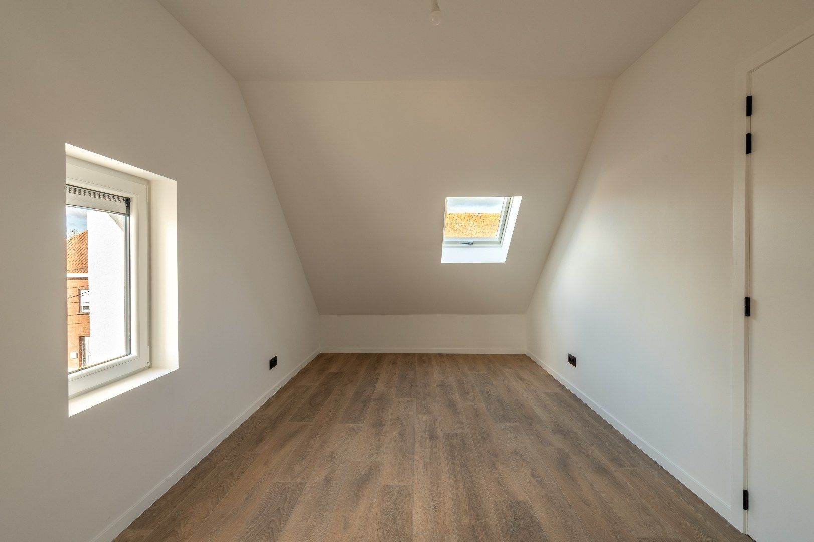 Instapklare gezinswoning met garage, 5 slaapkamers, 2 badkamers én een zonnige tuin foto 20