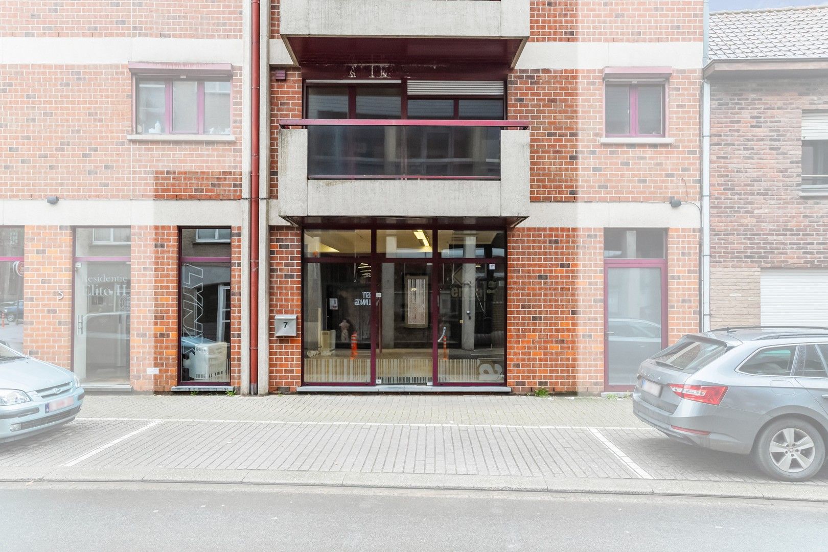Handelspand met parkeermogelijkheid op topligging te centrum Roeselare! foto {{pictureIndex}}
