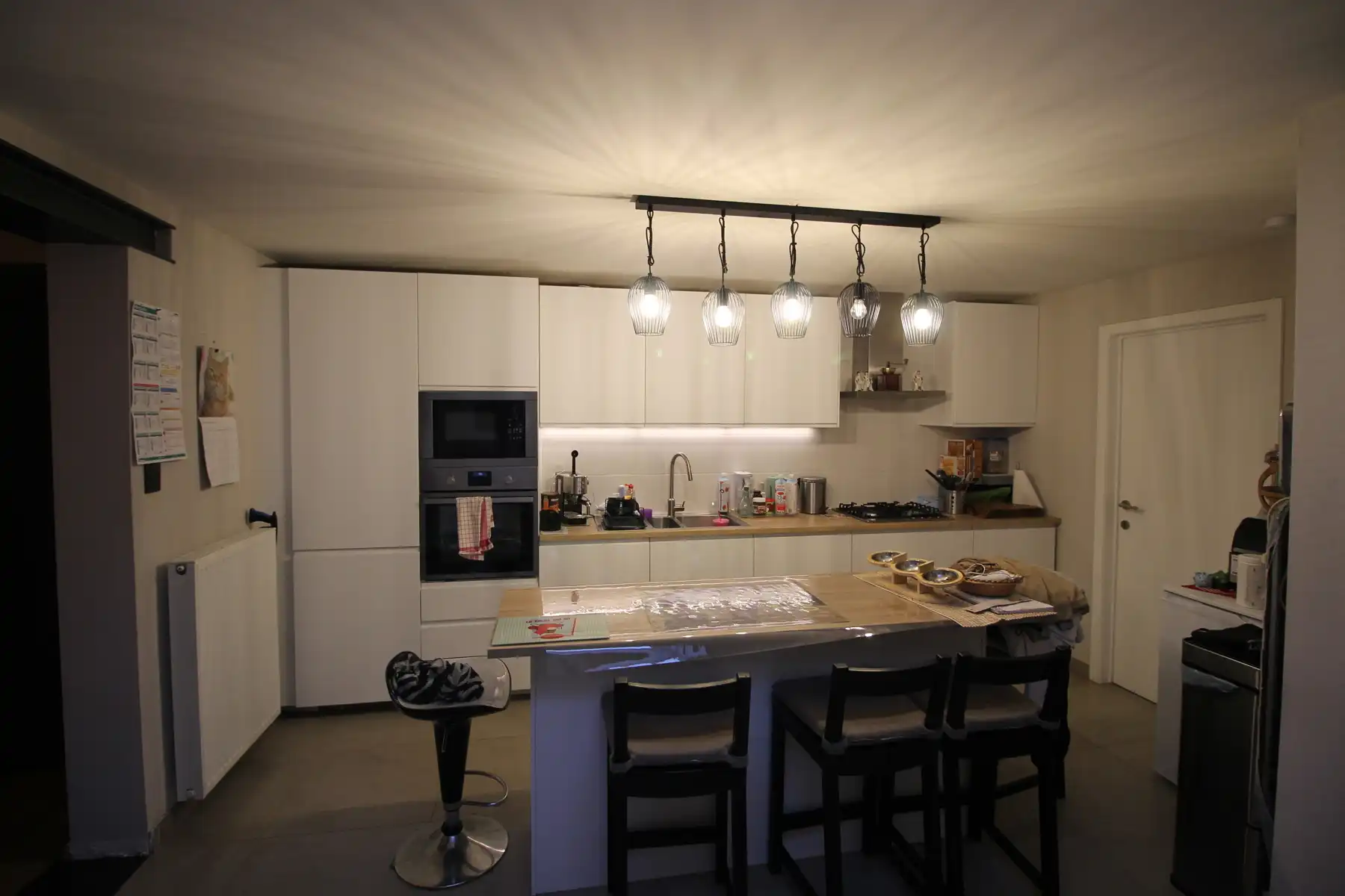 Gerenoveerde gezinswoning met 3 slaapkamers, terras en tuin op een zeer centrale, doch rustige ligging. foto 6