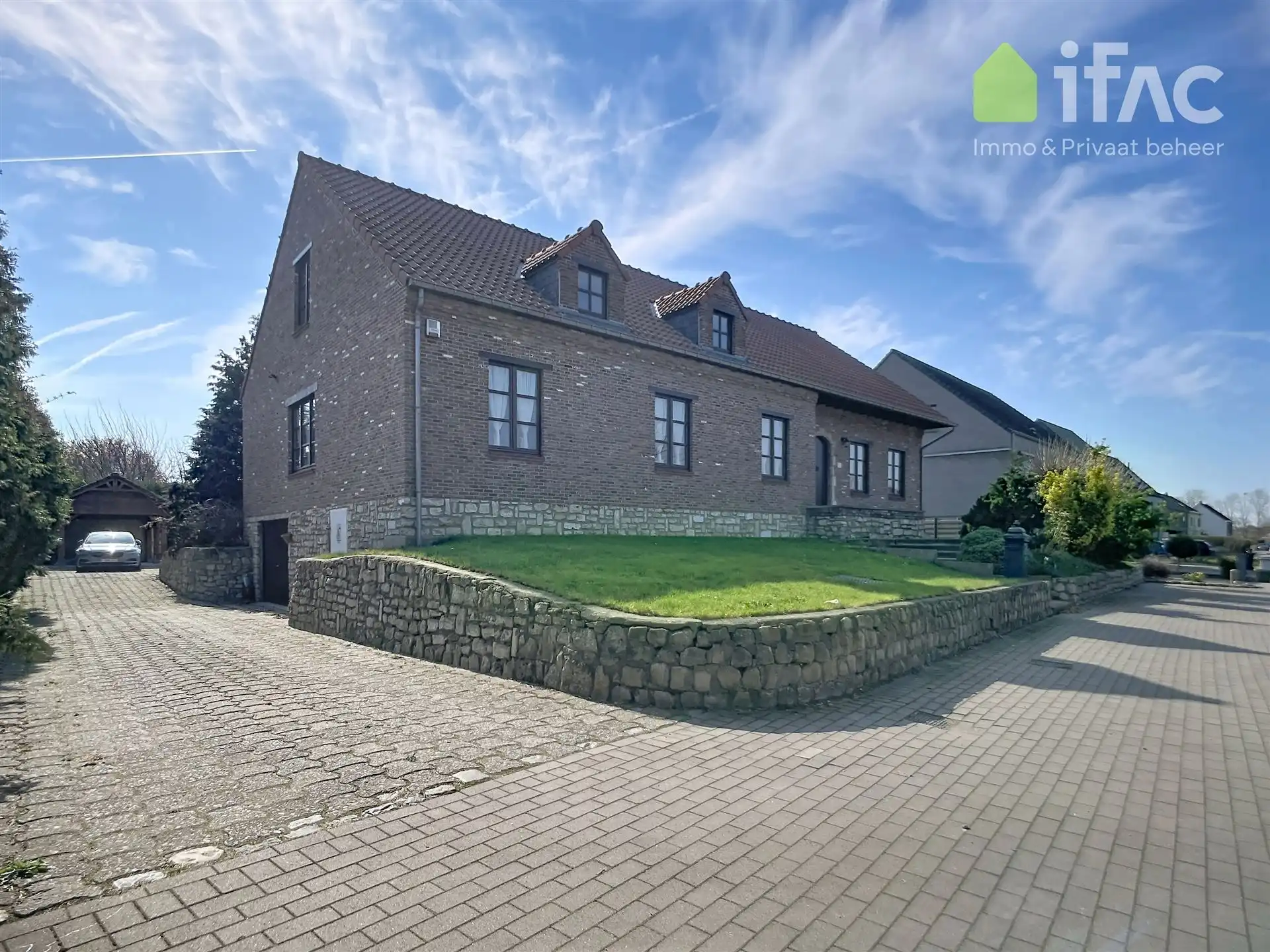 Fantastische woning met 4 slaapkamers en veranda foto {{pictureIndex}}