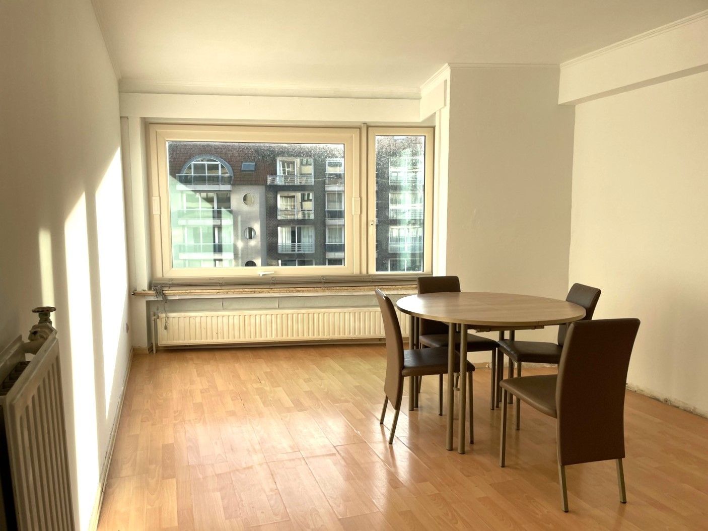 Gunstig gelegen appartement met één slaapkamer, ideaal voor renovatie foto {{pictureIndex}}