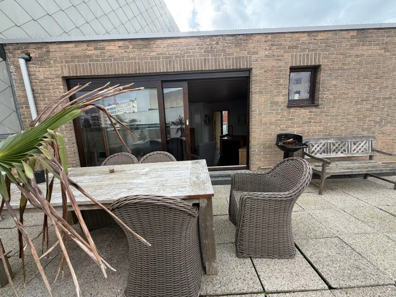 Dit charmante penthouse met één slaapkamer onderscheidt zich door zijn uitzonderlijke terrassen rondom het appartement. Dankzij de ruime buitenruimtes geniet u op elk moment van de dag van de zon en het buitenleven. Een unieke woonbeleving voor wie op zoek is naar een combinatie van comfort, rust en een overvloed aan buitenruimte. foto 18