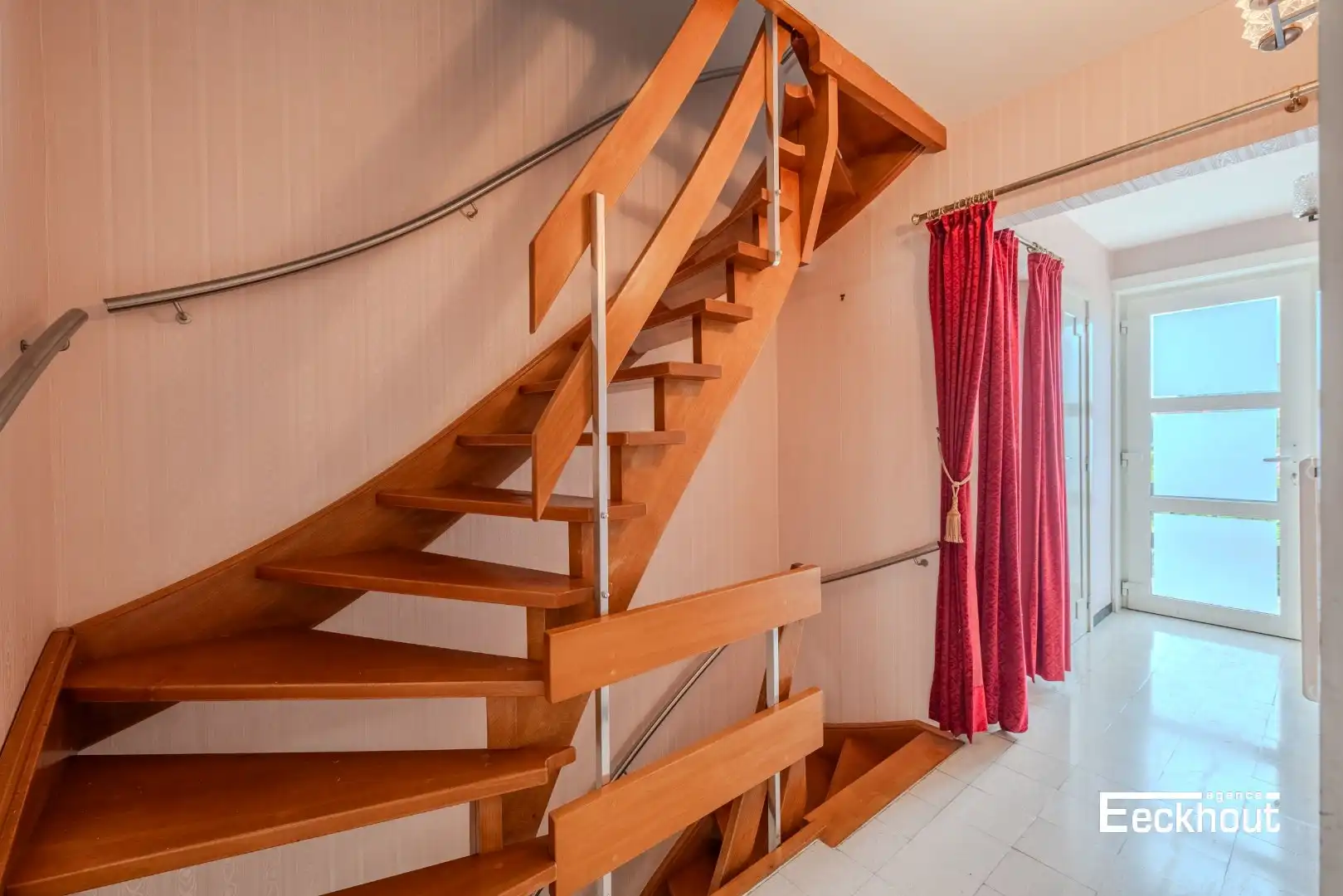 Te moderniseren woning op goede ligging met garage en tuin! foto 10