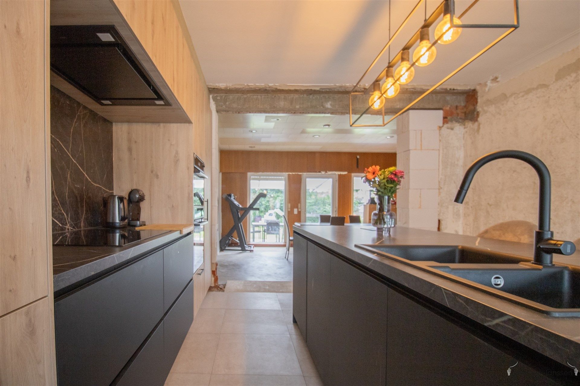 Verder af te werken, deels gerenoveerde vrijstaande woning met 3 slaapkamers op 632 m² foto 4