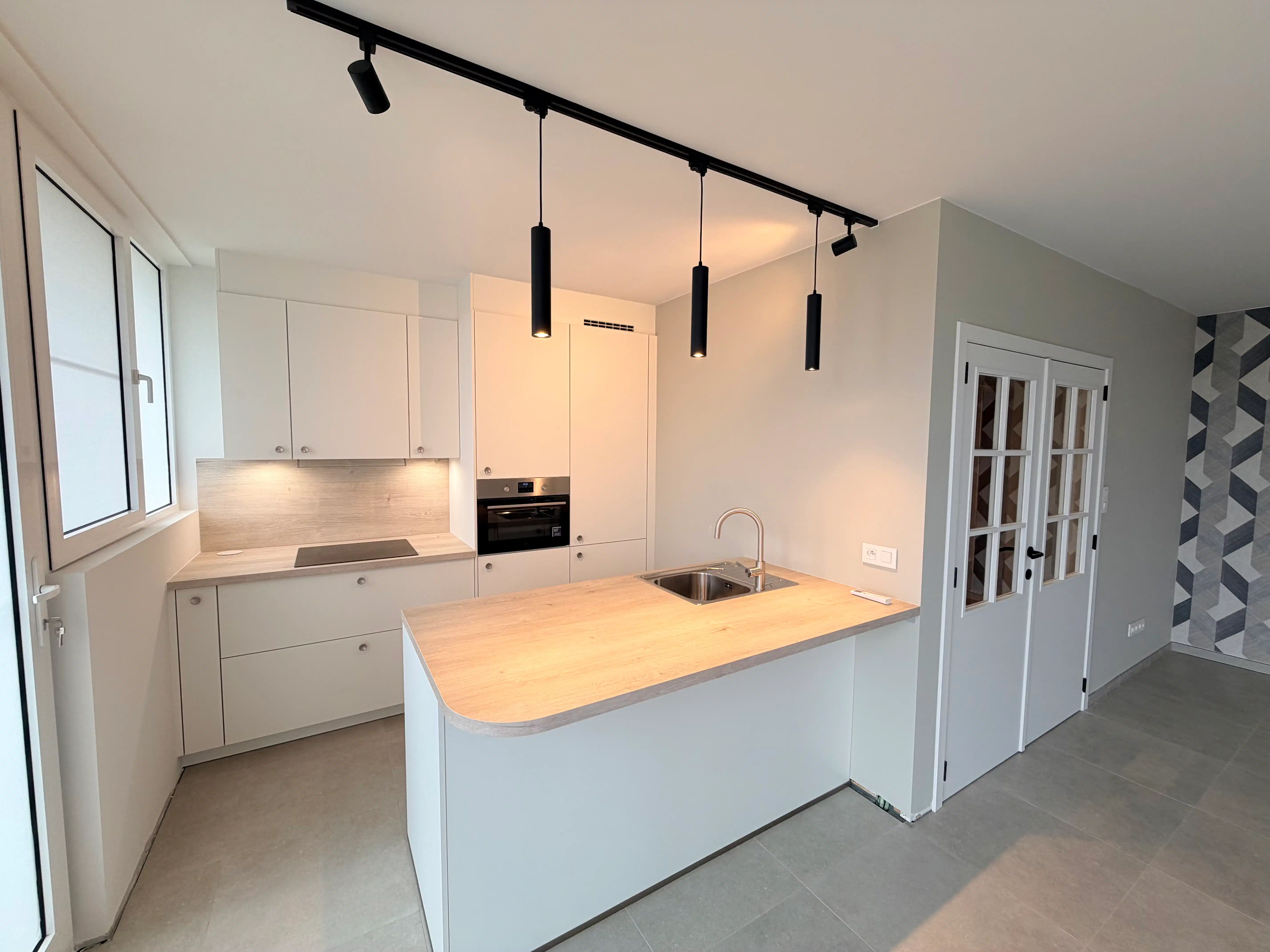 Genk - centrum : Volledig gerenoveerd, ruim en centraal gelegen appartement met 3 slaapkamers en 2 terrassen. foto 3