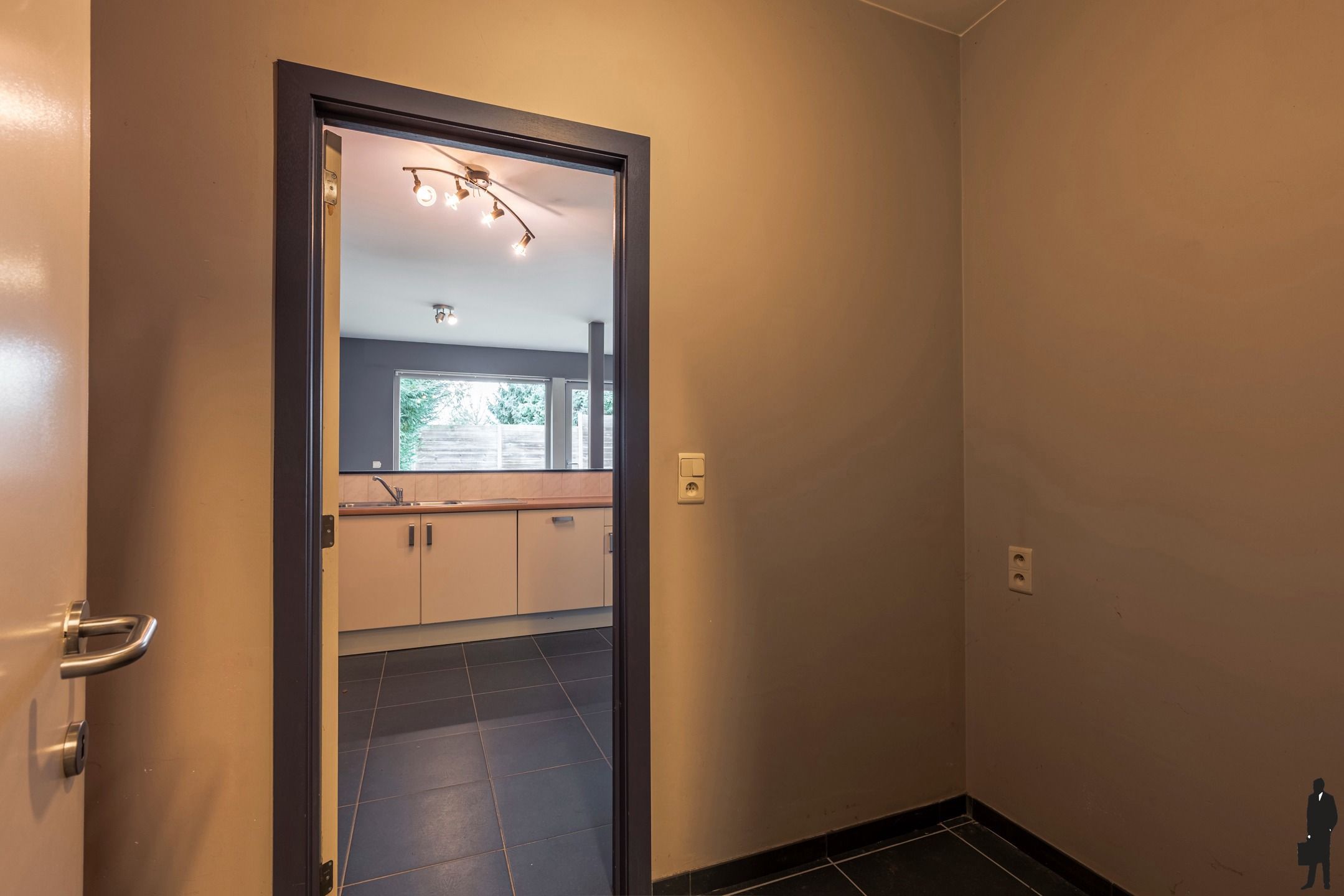 Welgelegen ruim GLVL app met 2 slpks, 2 badks, garage & tuin foto 17