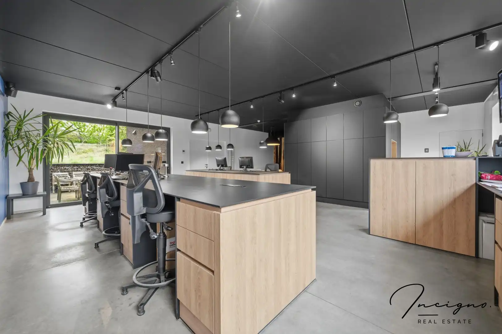 Uniek handelspand met duplexappartement op zichtlocatie foto 2