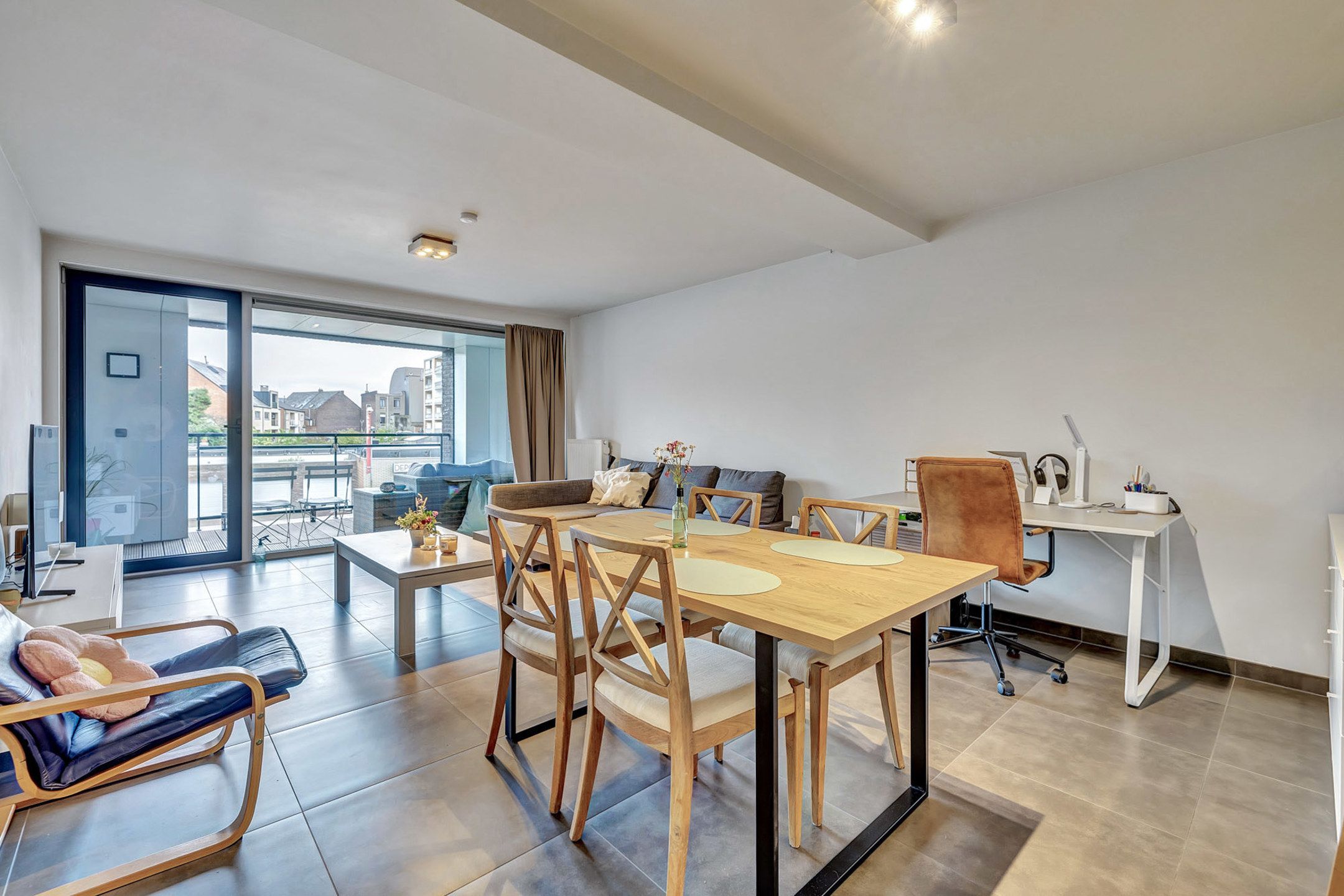 Modern appartement met terras en staanplaats in Denderleeuw foto 3