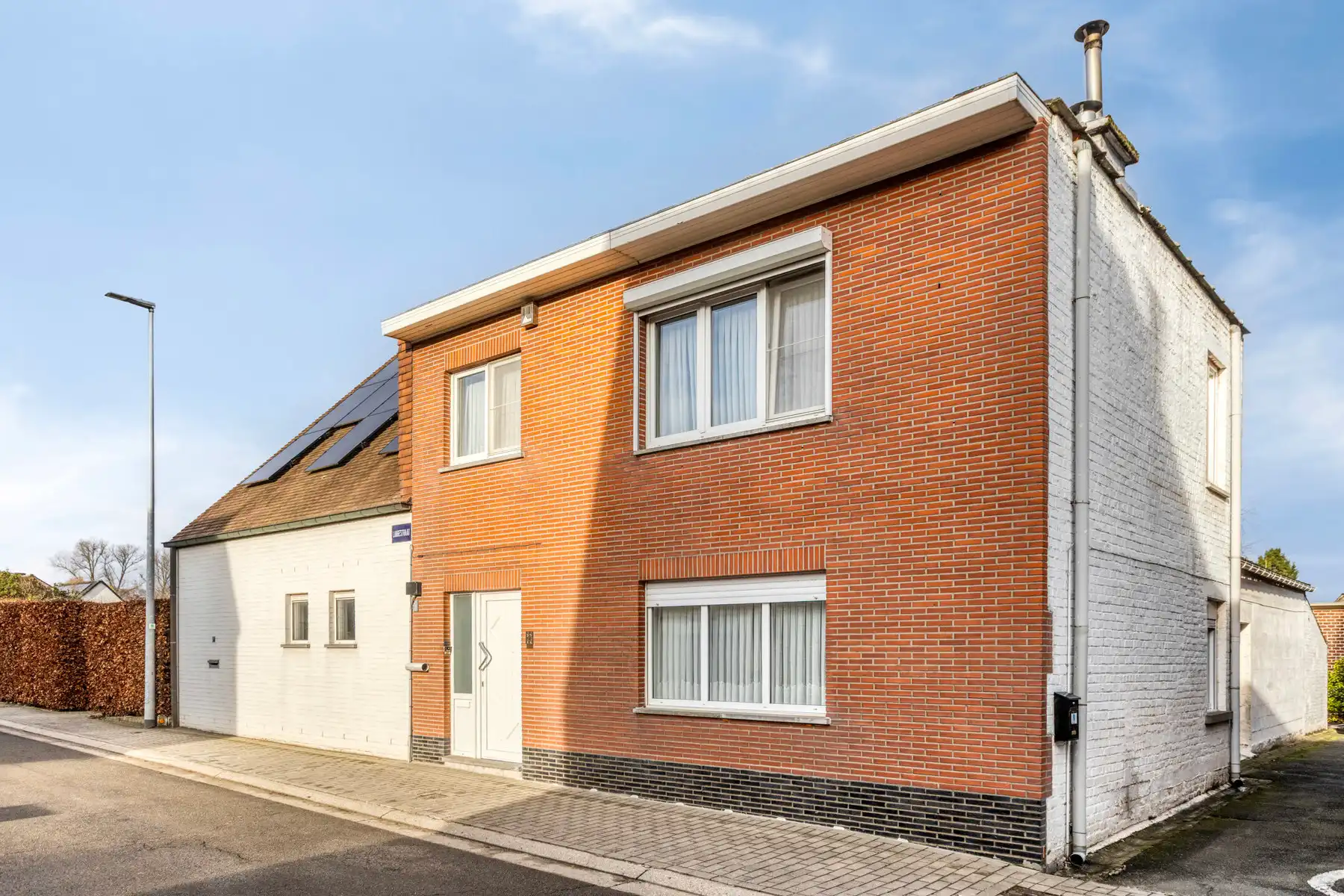 Landelijke driegevelwoning met garage en tuin foto 2