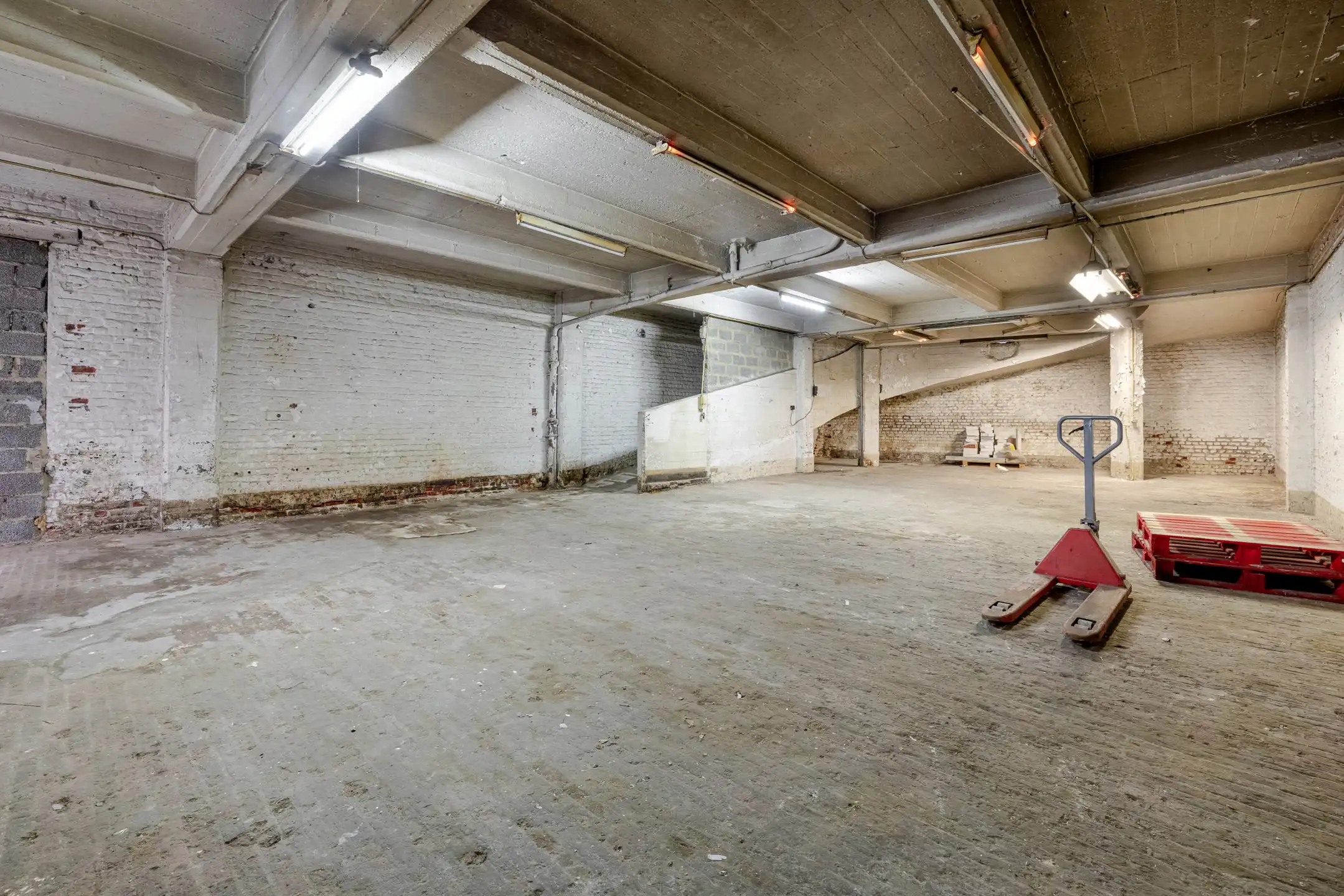 Werkplaats/magazijn van ± 530 m² met kantoor van ± 35 m² foto 15