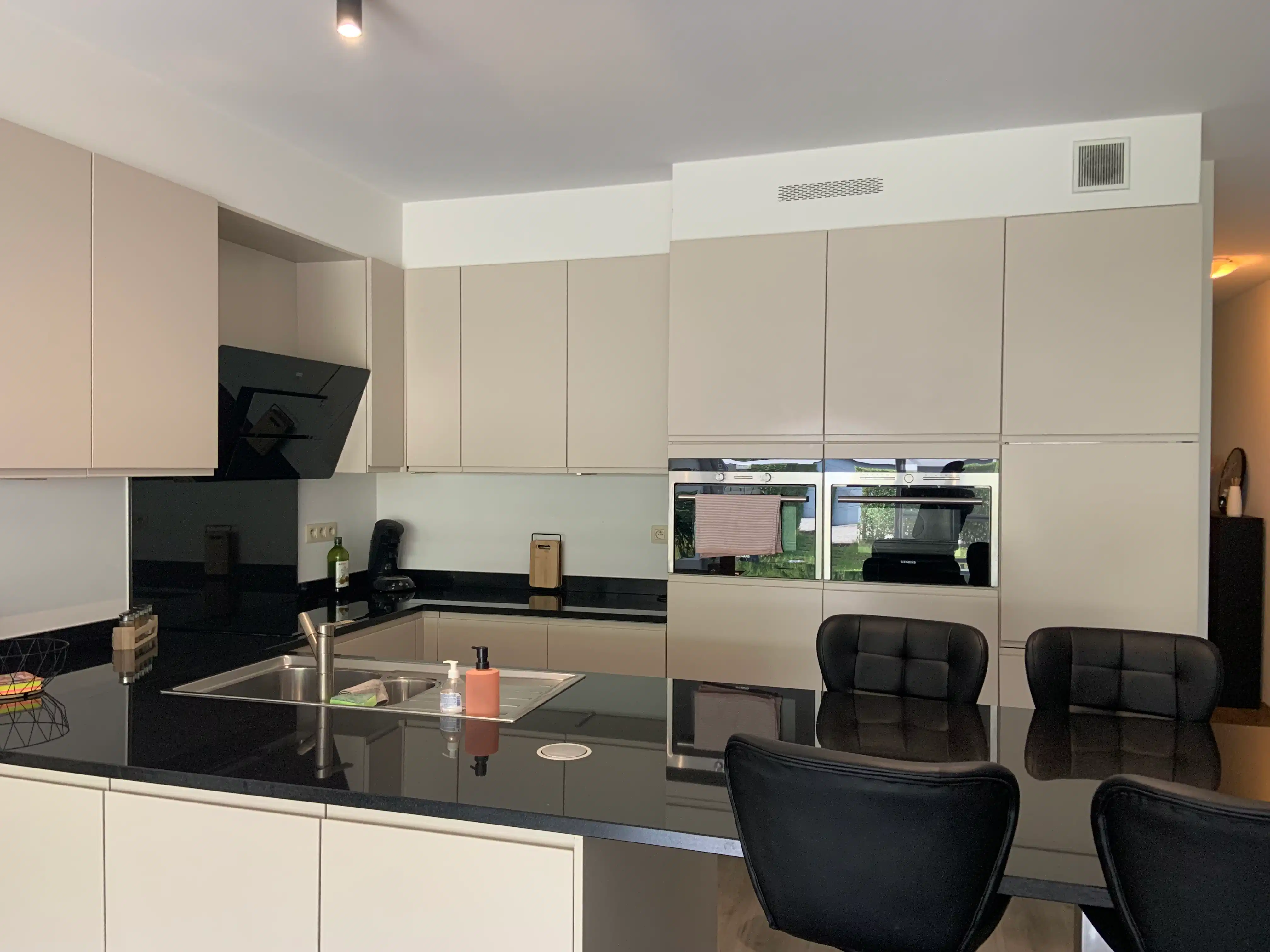 Gelijkvloers tweeslaapkamer-appartement te Wondelgem. foto 3