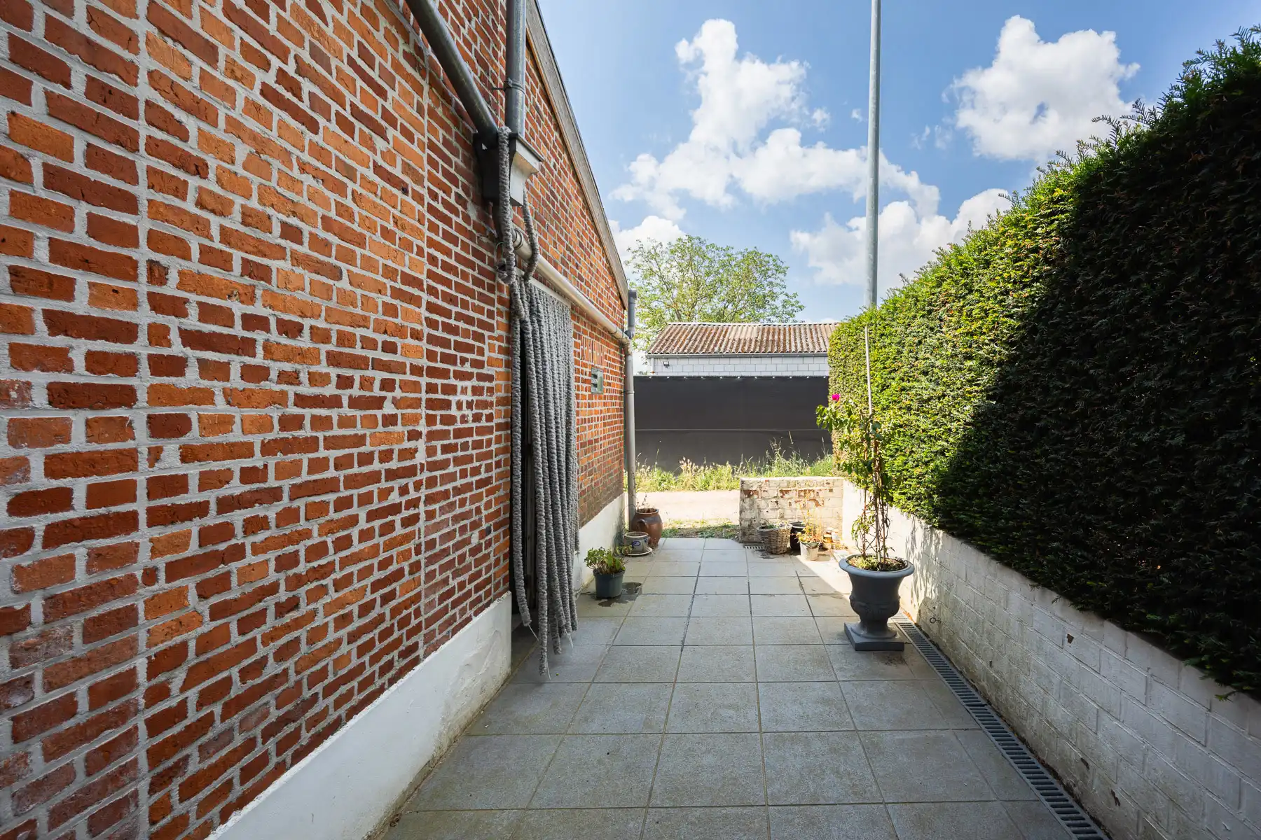 Charmante te renoveren halfopen woning met veel potentieel foto 20