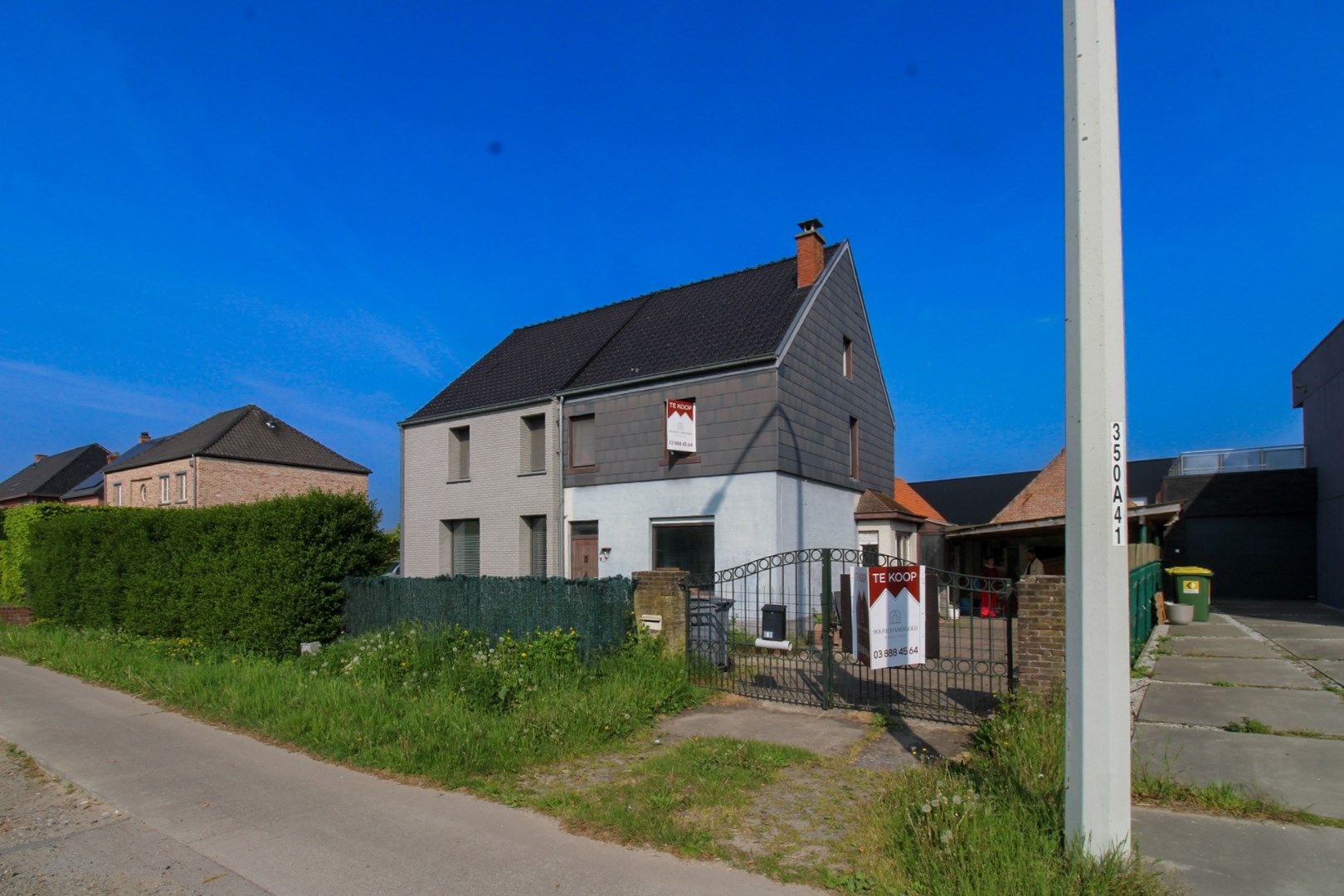 Hoofdfoto van de publicatie: Unieke investeringskans: Halfopen bebouwing met garage, optie tot vijf slaapkamers en groot potentieel op toplocatie te koop in Waasmunster!