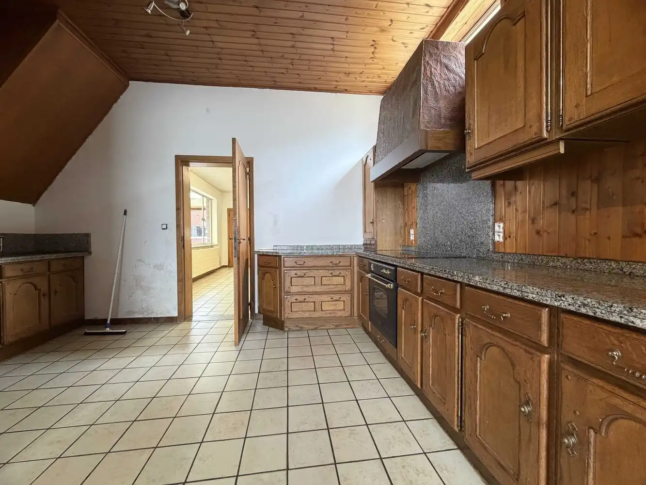 Landelijk gelegen, verrassend ruime woning foto 6