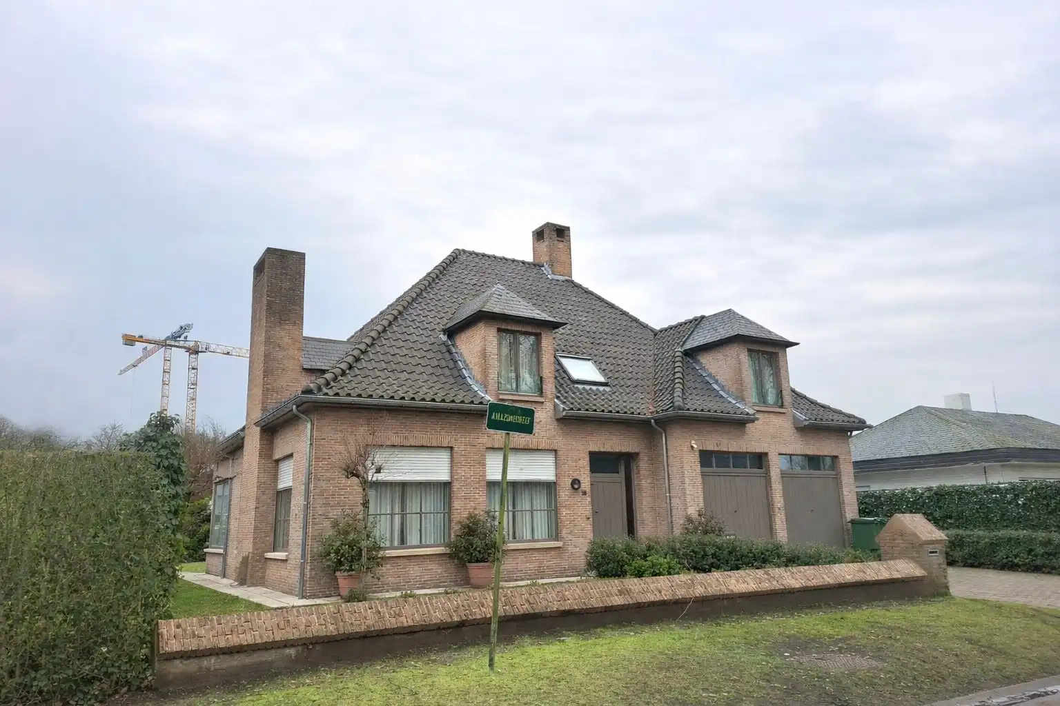 Residentieel gelegen villa foto {{pictureIndex}}