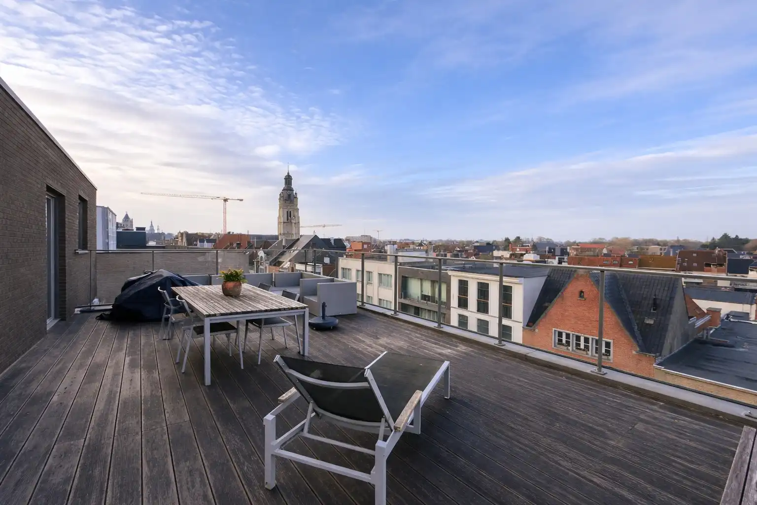 Ruim appartement met 3 slaapkamers, 2 badkamers en garage. foto 5