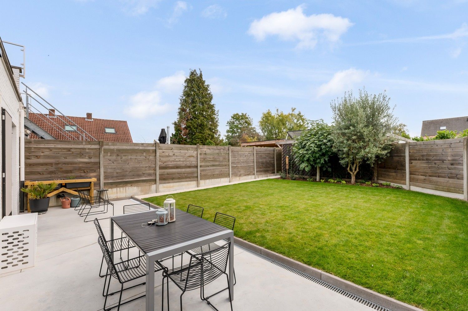 Uitzonderlijk gelijkvloers appartement met royale kelder en twee carports. foto 26