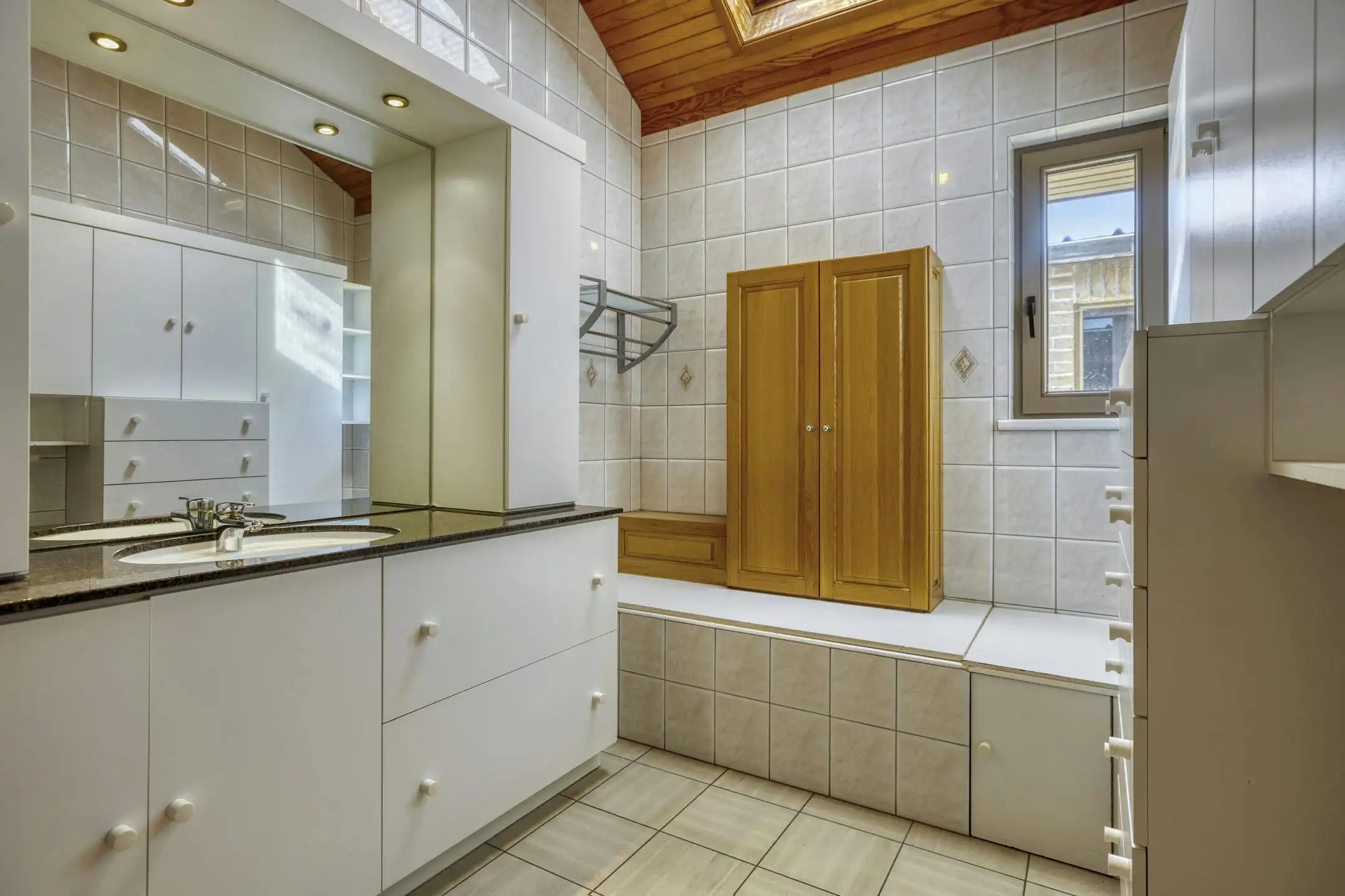 Ruime woning met 5 slaapkamers, tuin en garage te Lo-Reninge. foto 6