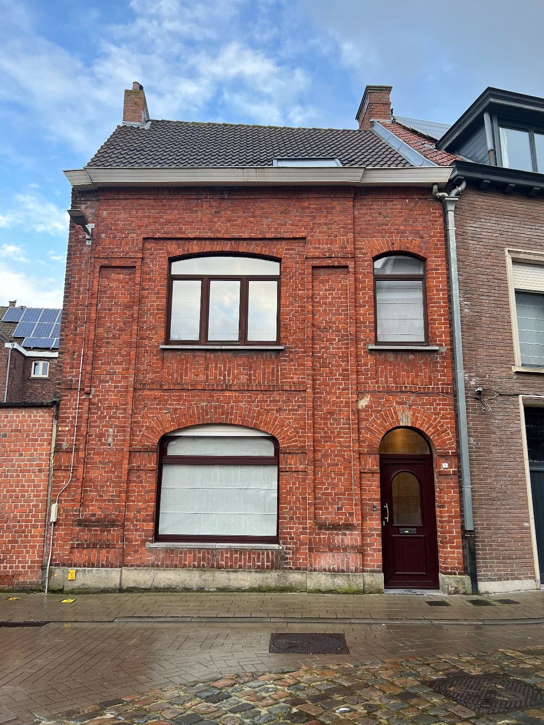 RUIME  STADSWONING MET 3 SLAAPKAMERS EN GARAGE IN CENTRUM VAN IEPER foto {{pictureIndex}}