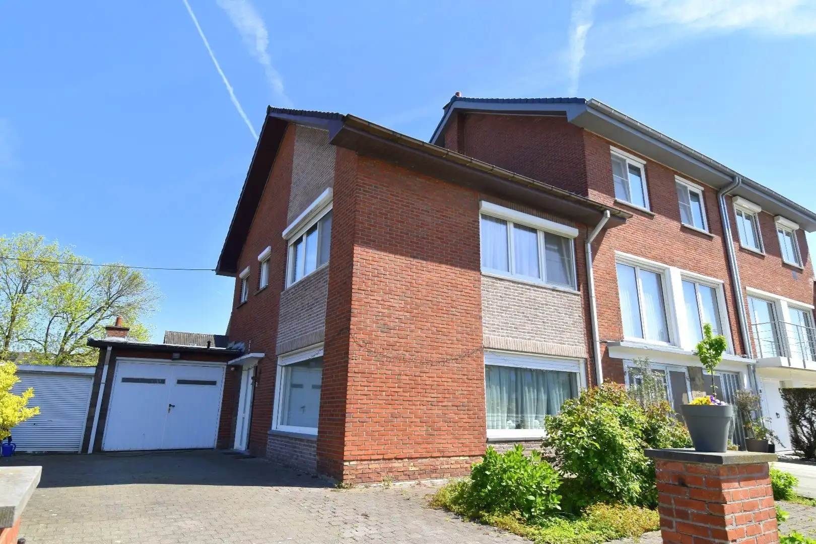 Statige HOB met 3 slaapkamers, garage en zonnige tuin te koop vlakbij centrum-Kortrijk foto {{pictureIndex}}