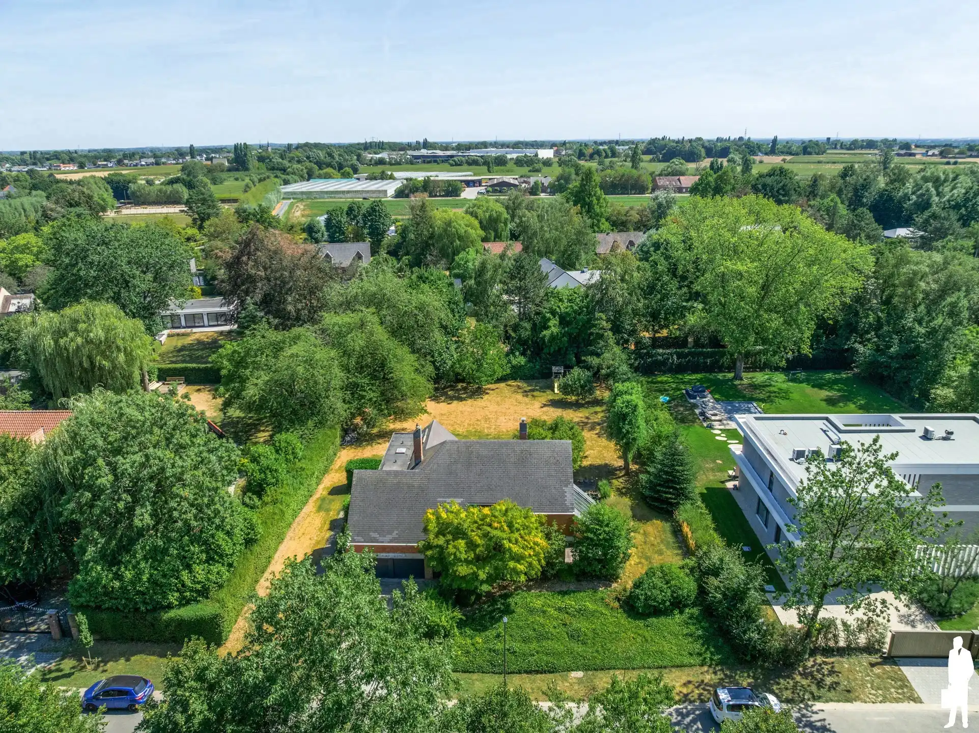Welgelegen te renoveren villa met 5-7 slpks en 2 badks foto 16