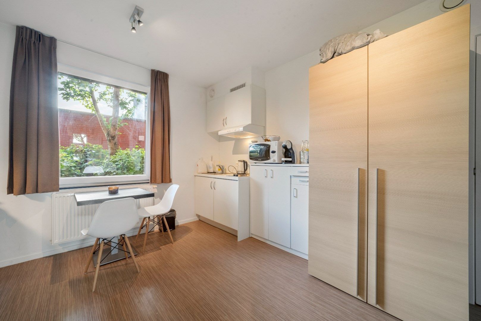 Verhuurde studentenflat met kitchenette en badkamer en staanplaats foto 2