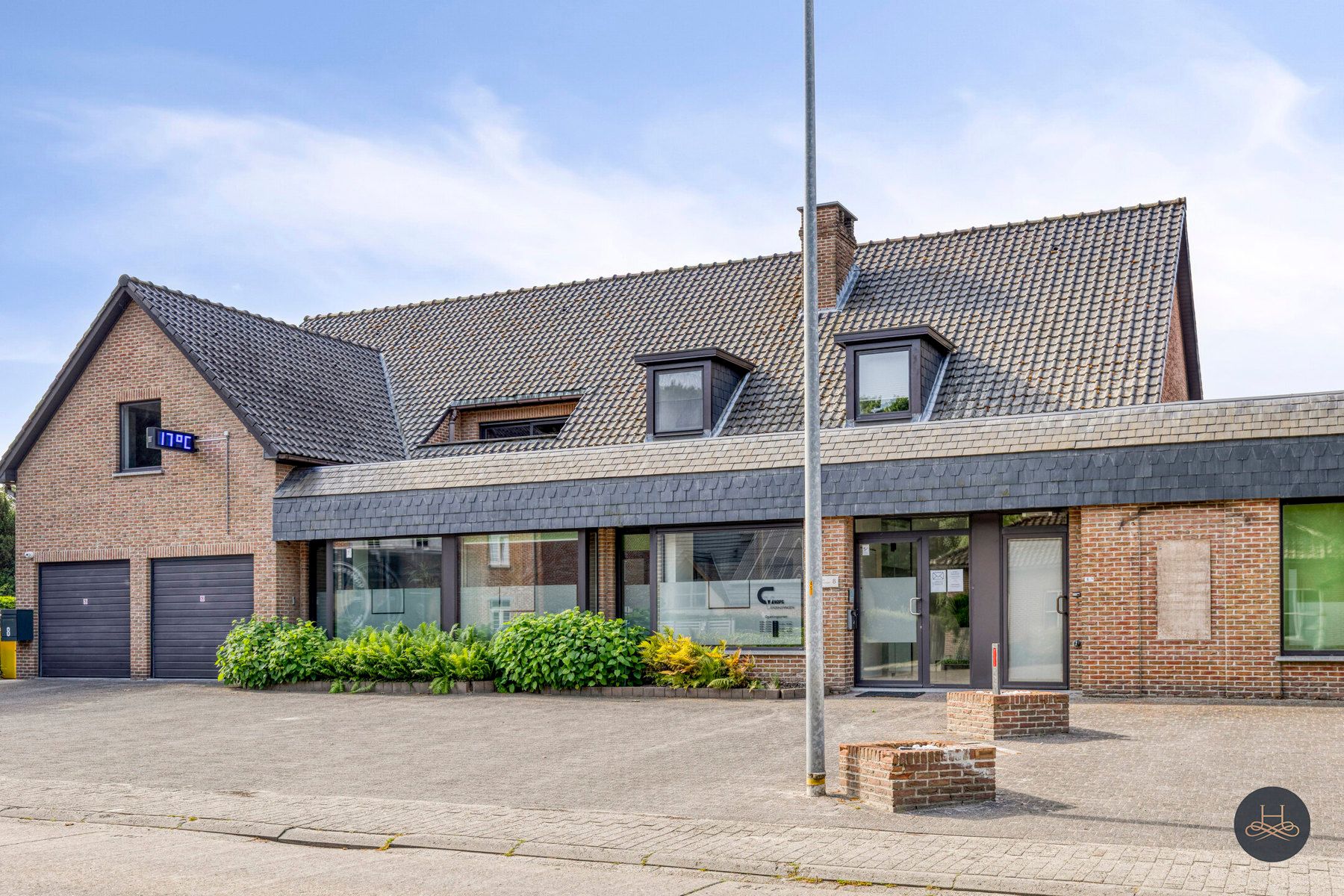 Gelijkvloerse commerciële kantoorruimte foto {{pictureIndex}}
