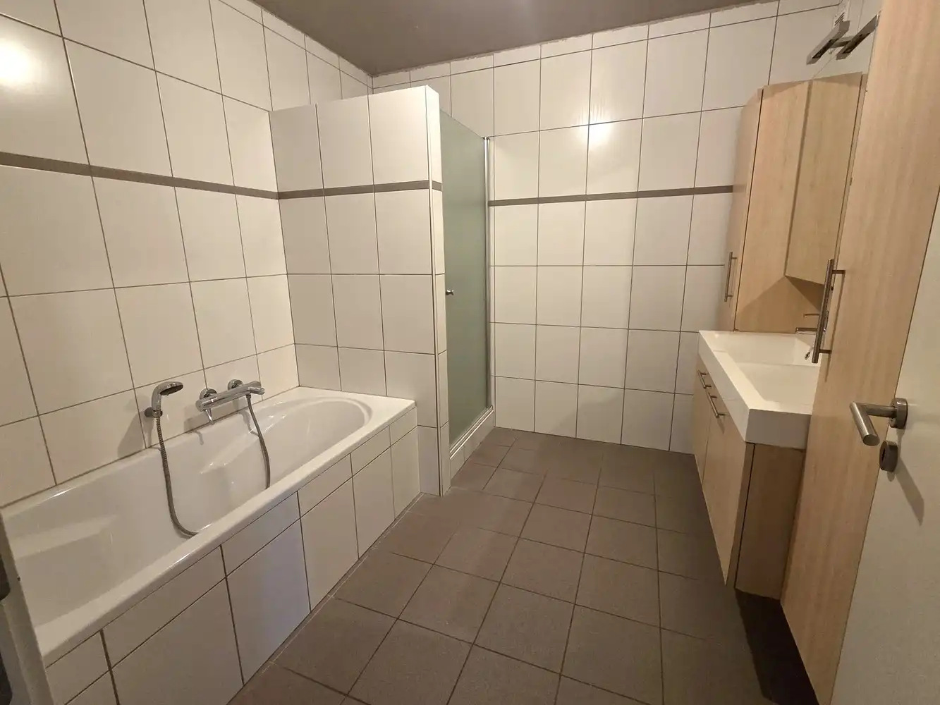 Zeer ruime gezinswoning te centrum Heist, 4 tot 5 slaapkamers met dubbele garage. foto 10