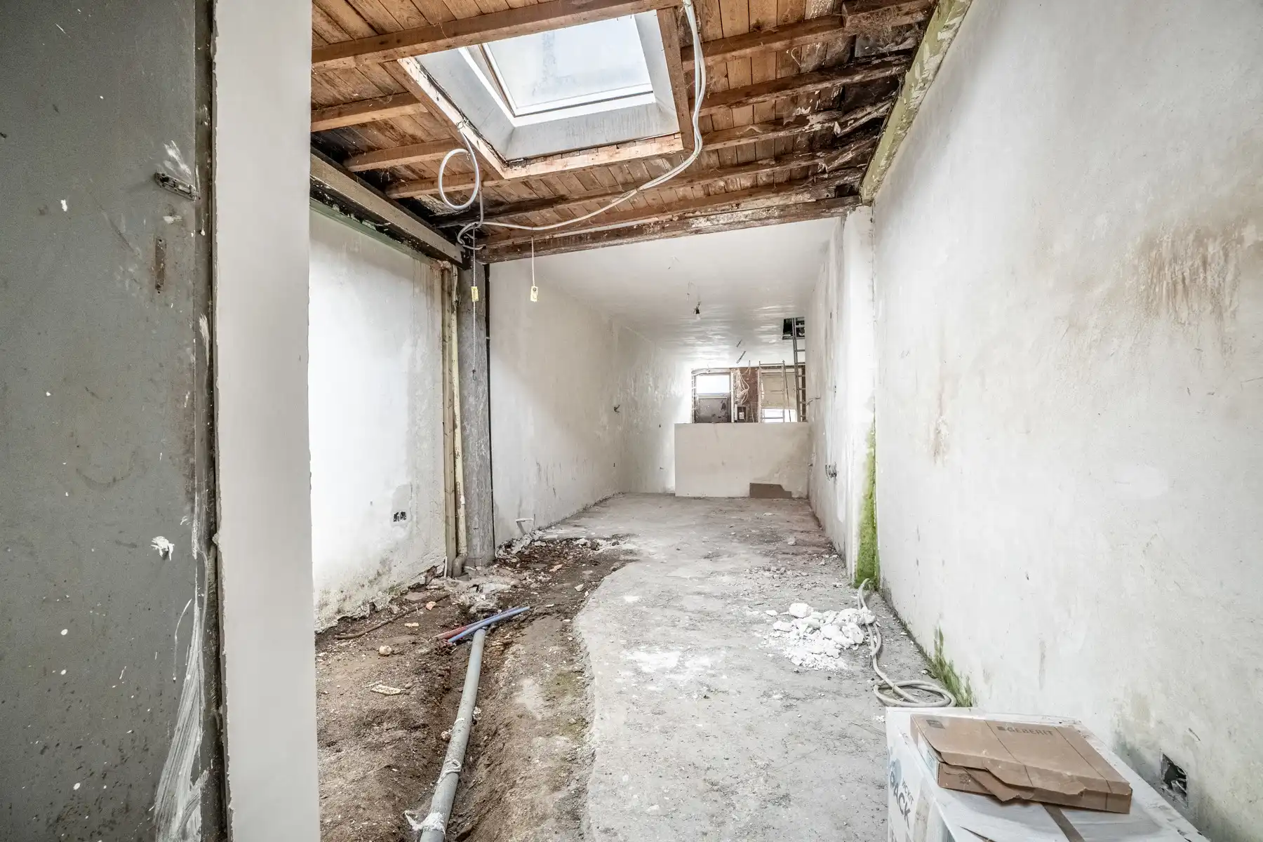 Te renoveren woning met veel potentieel foto 5