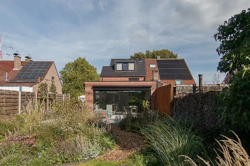 Zeer recent, doordacht en ingrijpend gerenoveerde gezinswoning gelegen op een zeer gewilde locatie! foto 3