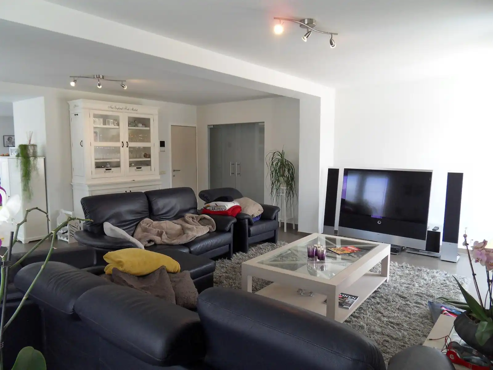 Ruim en lichtrijk duplex appartement op de eerste en tweede verdieping met groot terras in het centrum van Tielt. foto 9